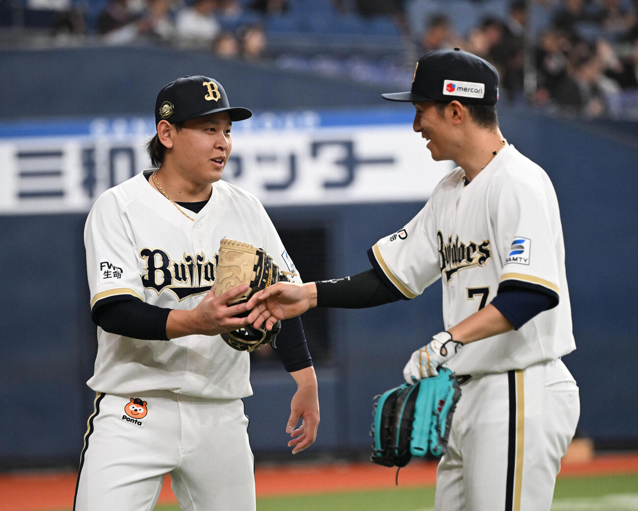 オリックス対ロッテ　4回表ロッテ2死一塁、佐藤の打球を捕球した西川（右）と笑顔でタッチする宮城（撮影・和賀正仁）