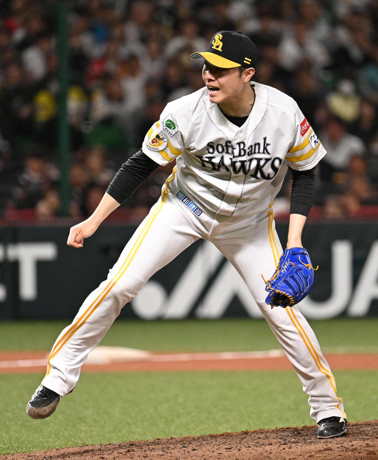 ソフトバンク対西武　8回表西武2死一、三塁、打者カナリオを空振り三振に仕留め吠える松本裕（撮影・林敢治）
