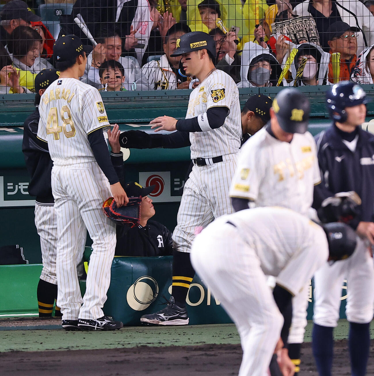 阪神対ヤクルト　4回裏阪神無死二塁、大山の適時打で生還した佐藤（中央）は茨木（左）の出迎えを受ける（撮影・上田博志）