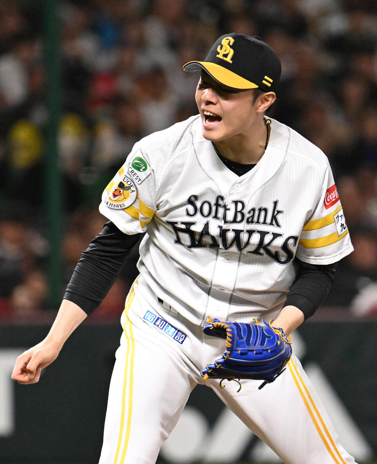 ソフトバンク対西武　8回表西武2死一、三塁、打者カナリオを空振り三振に仕留め吠える松本裕（撮影・林敢治）