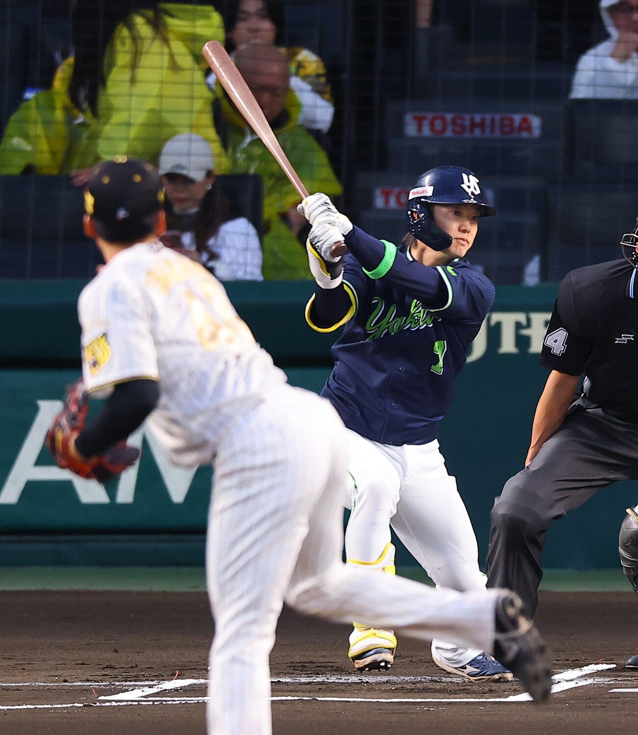 阪神対ヤクルト　1回表ヤクルト無死、長岡は安打を放つ（撮影・上田博志）