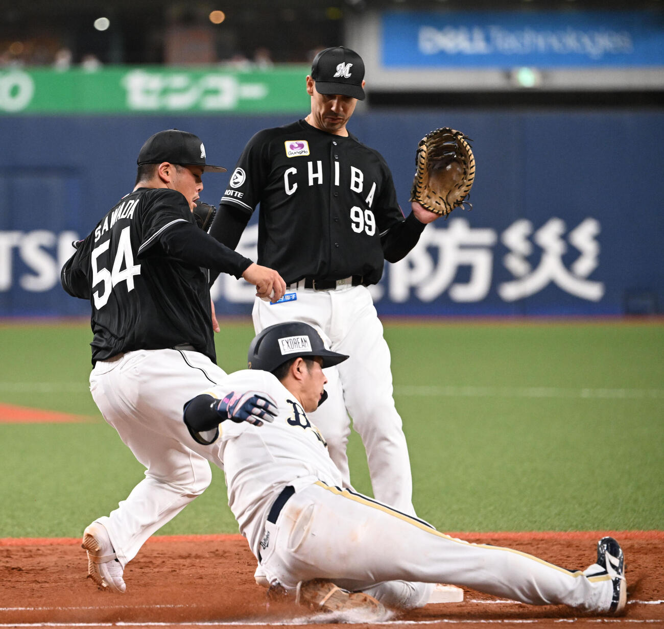 オリックス対ロッテ　6回裏オリックス2死一、二塁、若月（手前）の投ゴロで自ら捕球しベースに駆け込む沢田（撮影・和賀正仁）