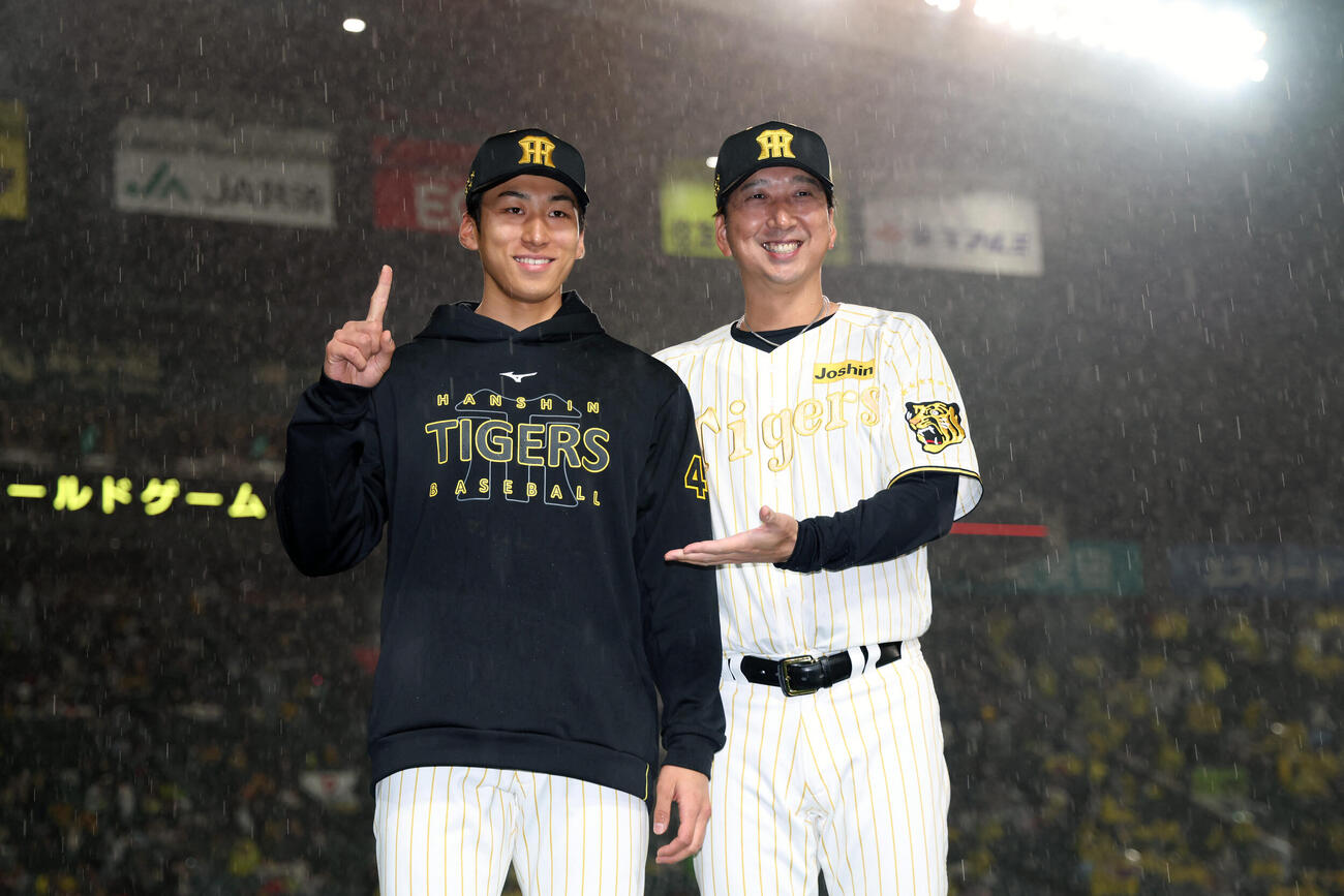 阪神対ヤクルト　プロ初勝利を挙げ、藤川監督（右）に祝福される阪神茨木（撮影・前田充）