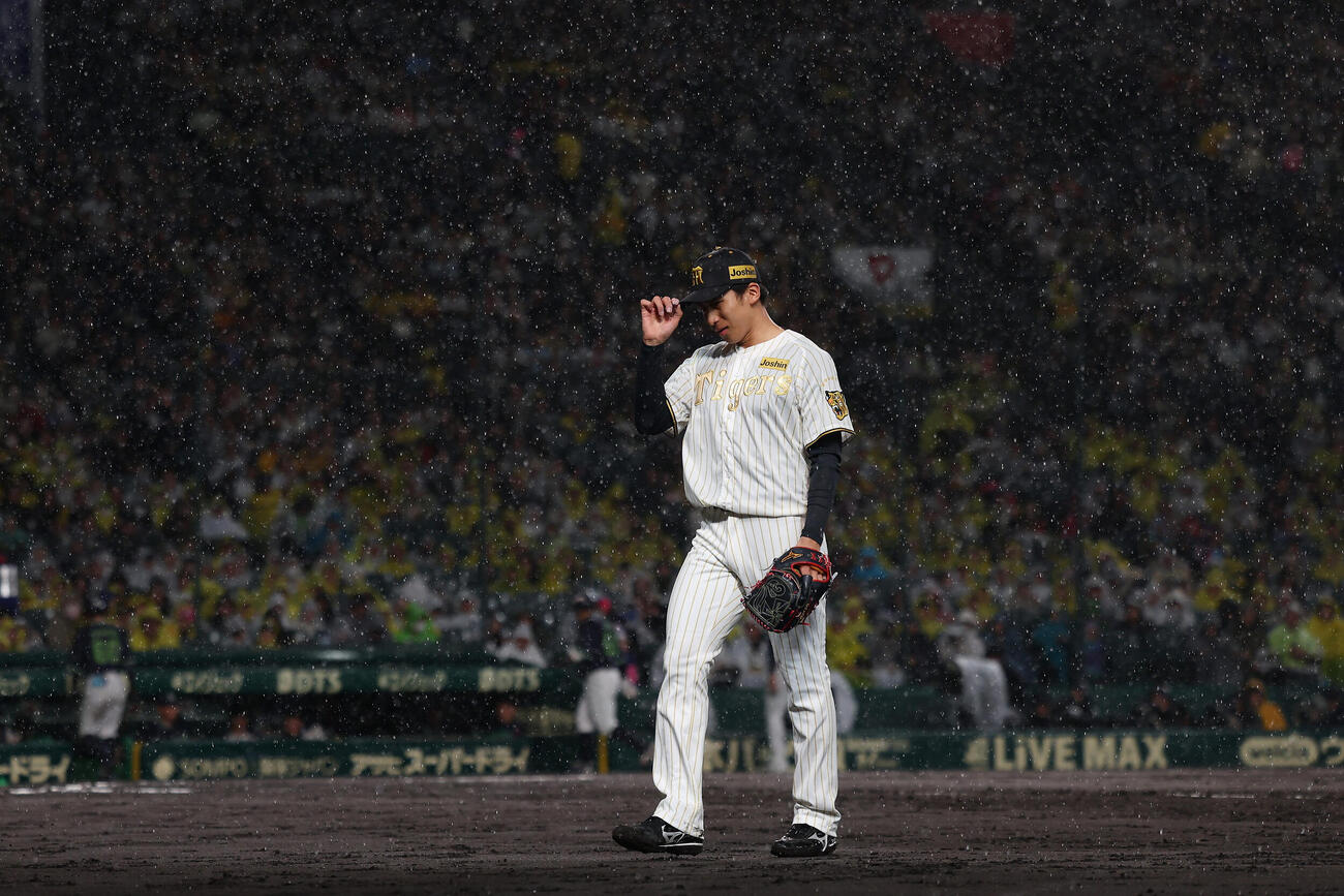 阪神対ヤクルト　6回表ヤクルト2死満塁、代打宮本を空振り三振に仕留めベンチへ戻る茨木（撮影・前田充）