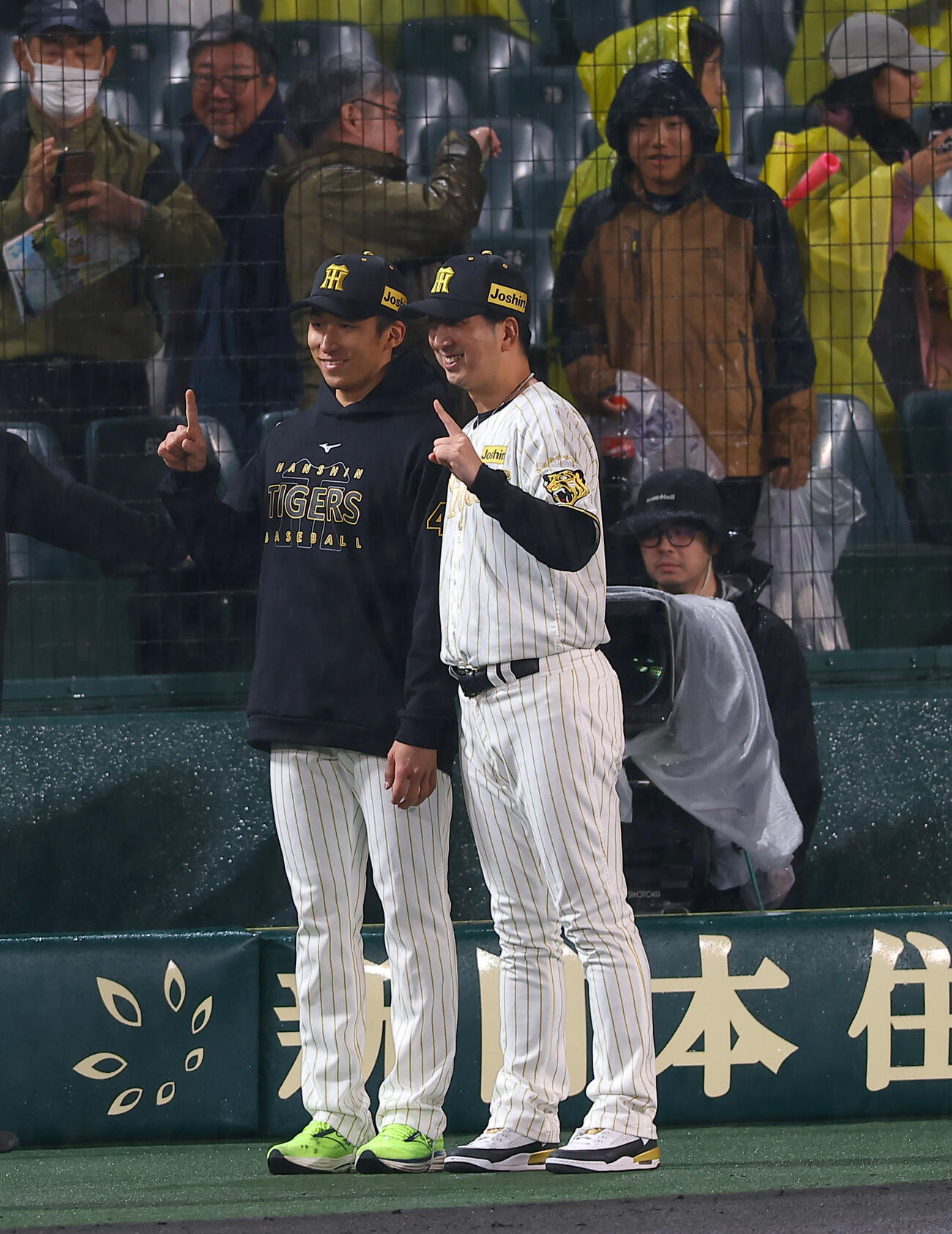 阪神対ヤクルト　プロ初勝利をあげた茨木（左）は藤川監督と記念撮影をする（撮影・上田博志）