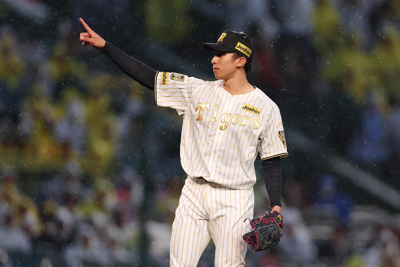 阪神対ヤクルト　1回表ヤクルト2死一塁、オスナのスイングをアピールする茨木（撮影・前田充）