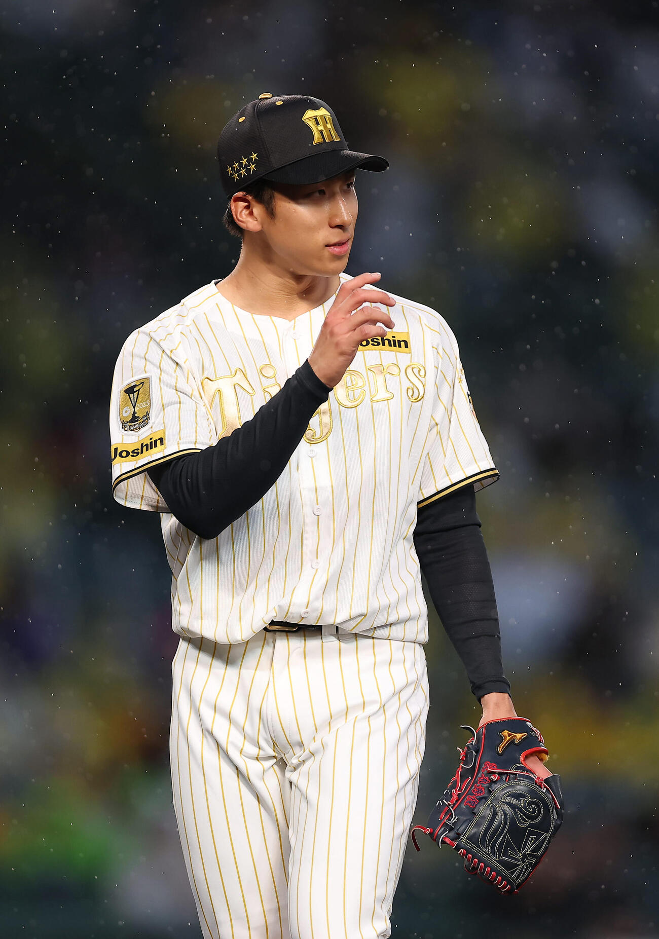 阪神対ヤクルト　1回表を投げ終え、ベンチへ戻る阪神茨木（撮影・前田充）