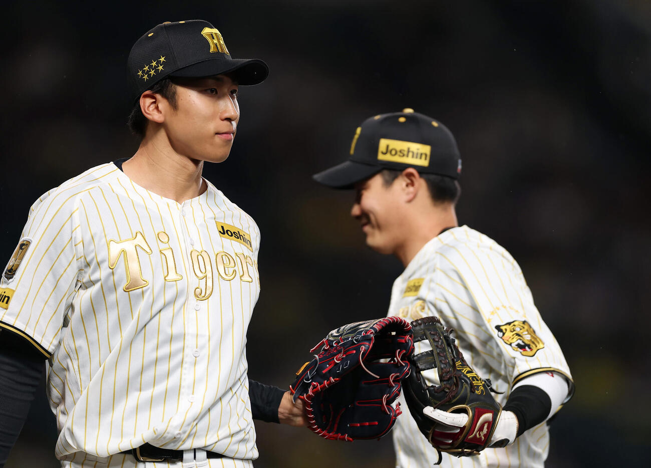 阪神対ヤクルト　2回表を投げ終え、木浪（右）とタッチを交わす阪神茨木（撮影・前田充）