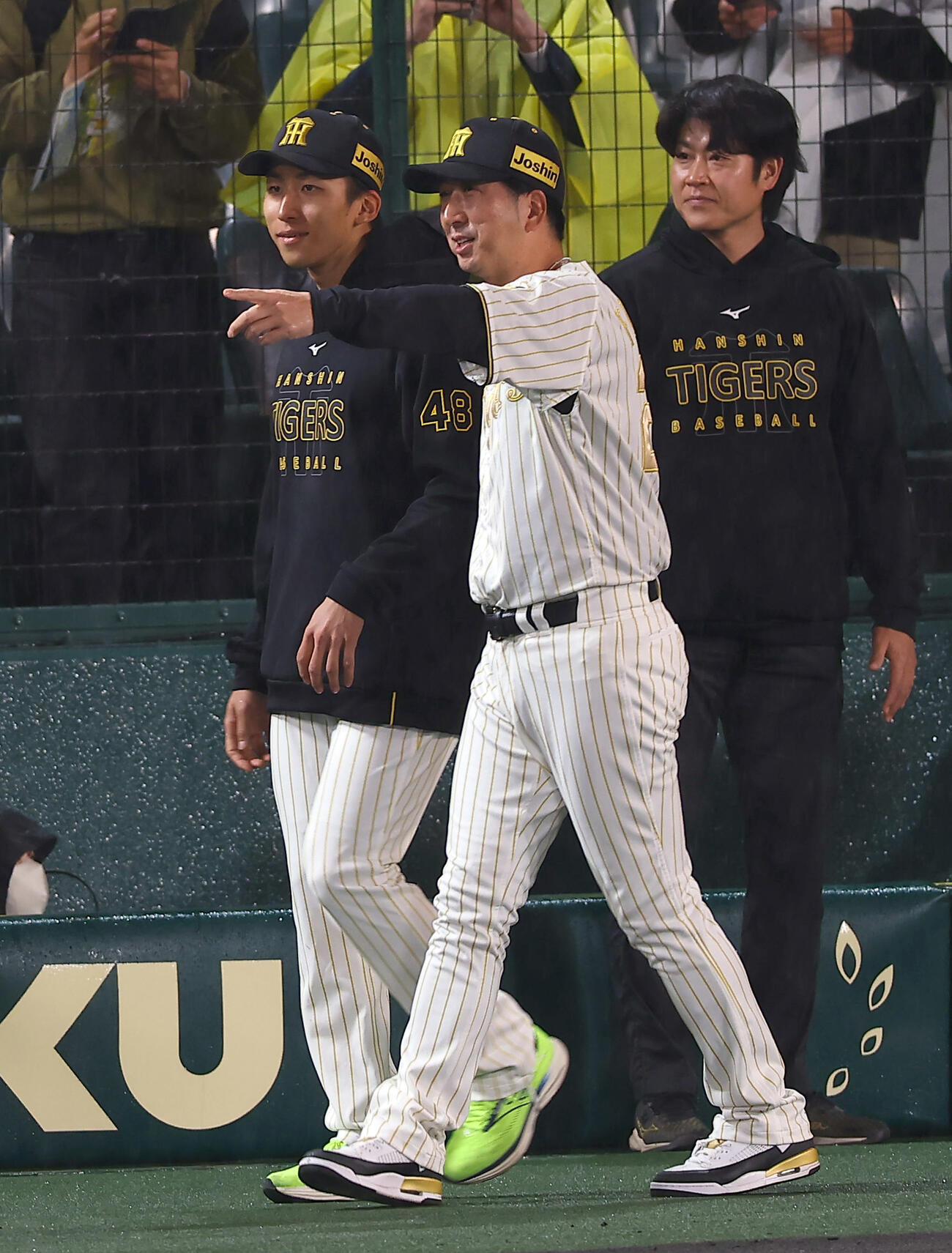 阪神対ヤクルト　プロ初勝利をあげた茨木（左）を祝福する藤川監督（撮影・上田博志）