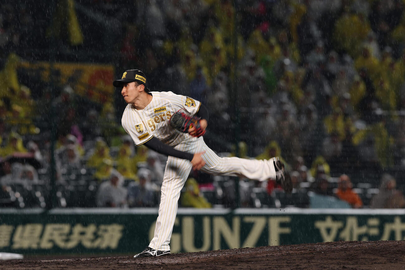 阪神対ヤクルト　6回表、雨脚が強まる中、力投する阪神先発の茨木（撮影・前田充）