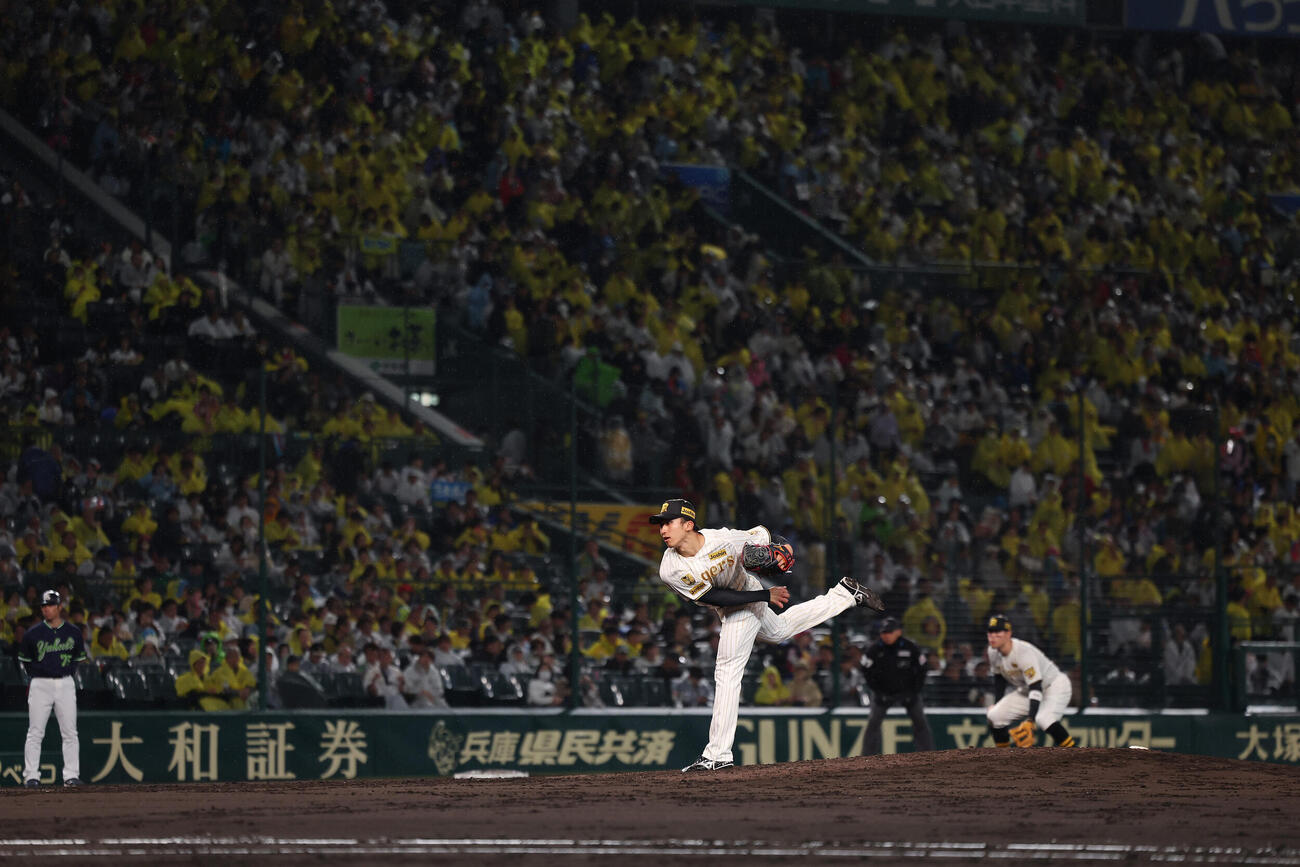 阪神対ヤクルト　力投する阪神先発の茨木（撮影・前田充）