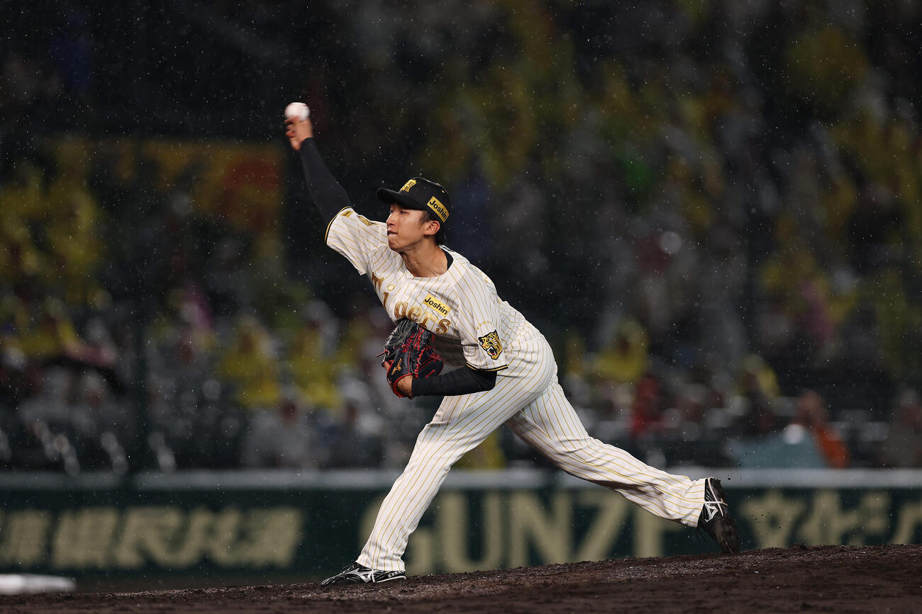阪神対ヤクルト　6回表、雨脚が強まる中、力投する阪神先発の茨木（撮影・前田充）