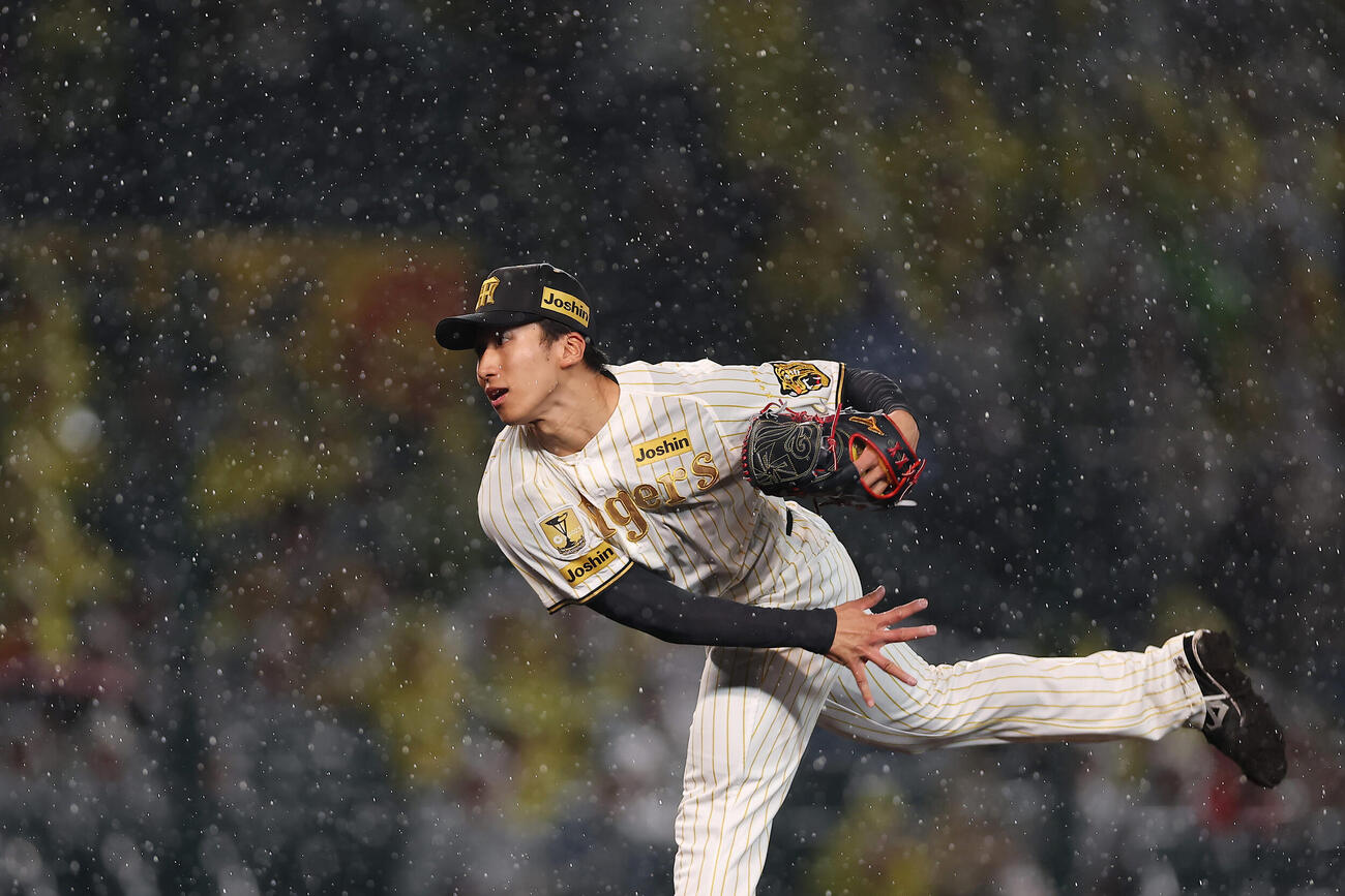 阪神対ヤクルト　雨脚が強まる中、力投する阪神先発の茨木（撮影・前田充）