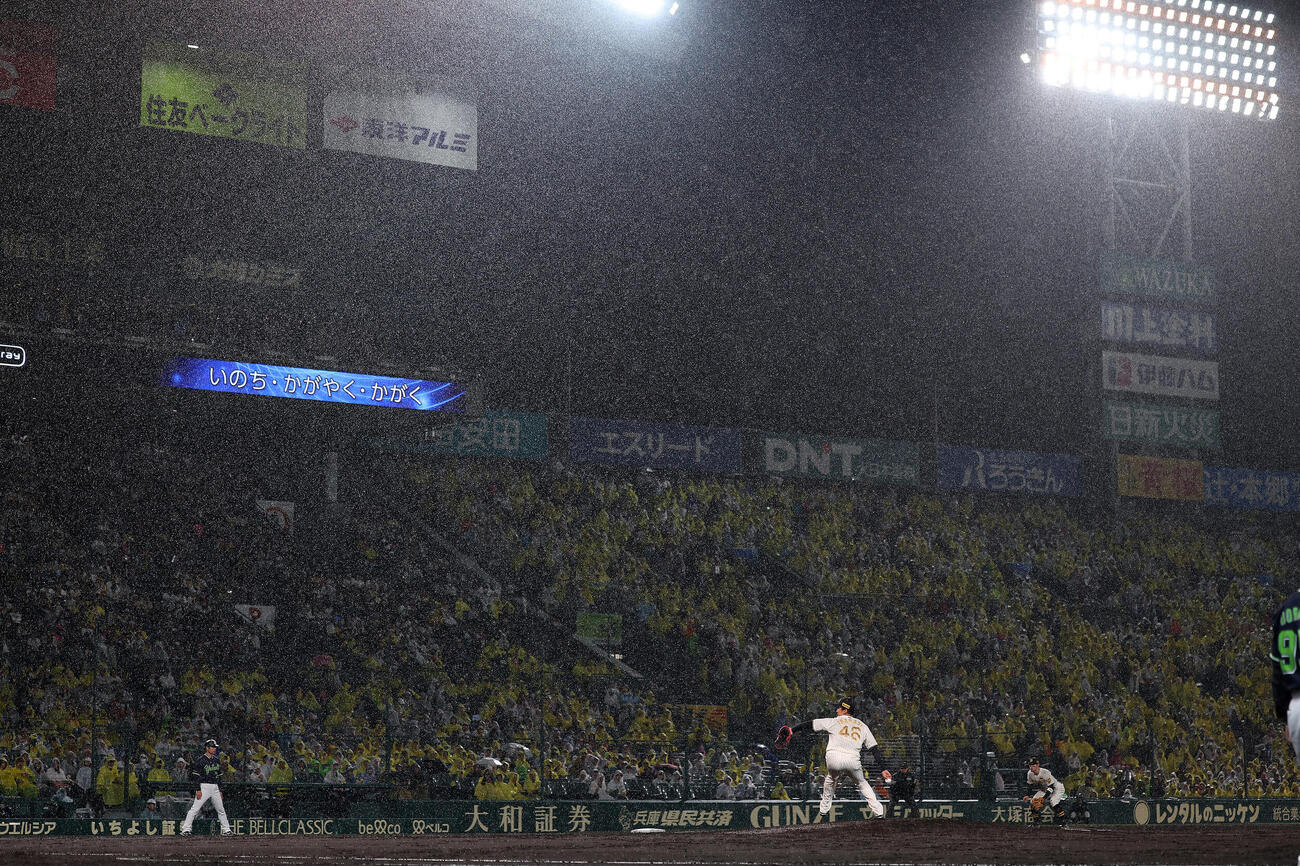 阪神対ヤクルト　6回表、雨脚が強まる中、力投する阪神先発の茨木（撮影・前田充）