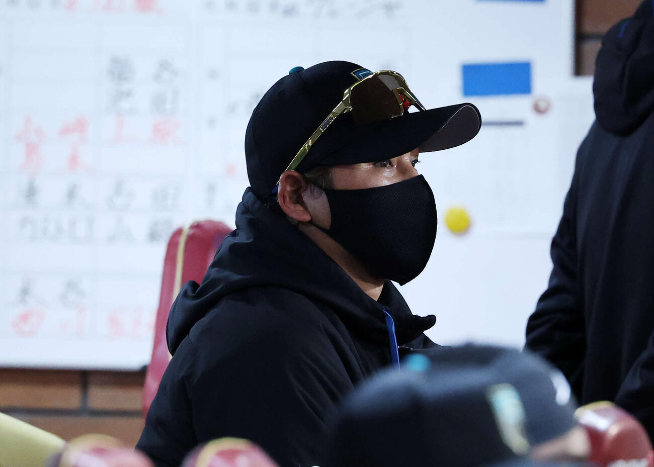 楽天対日本ハム　9回裏、戦況を見つめる日本ハム新庄監督（撮影・鈴木正人）　