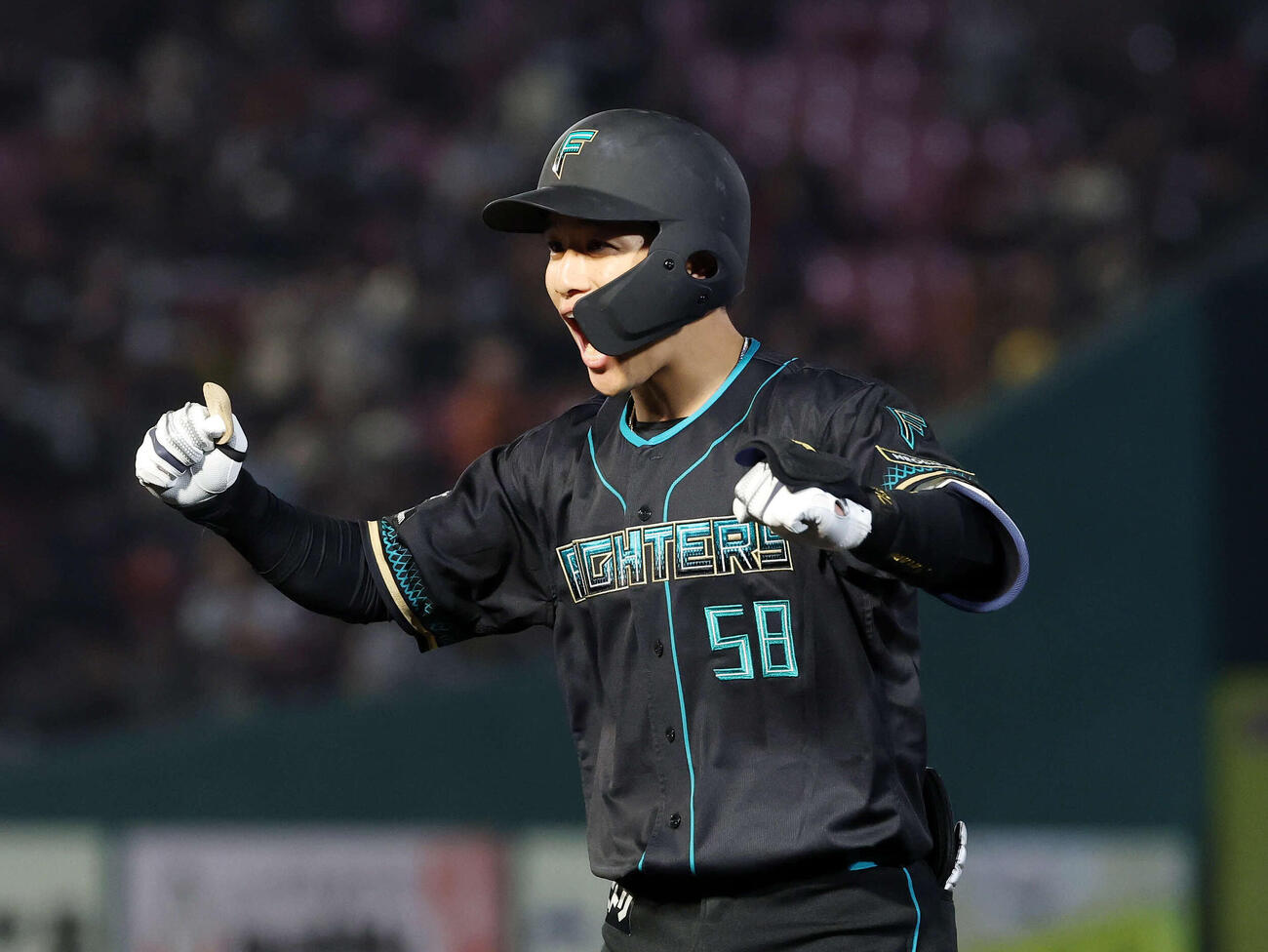 楽天対日本ハム　6回表日本ハム無死一、三塁、奈良間は適時打を放ちガッツポーズで雄たけびを上げる（撮影・鈴木正人）　