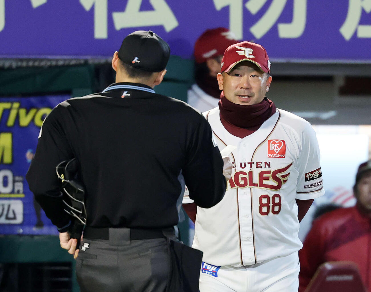 楽天対日本ハム　7回表、投手交代を告げる楽天三木監督（撮影・鈴木正人）　