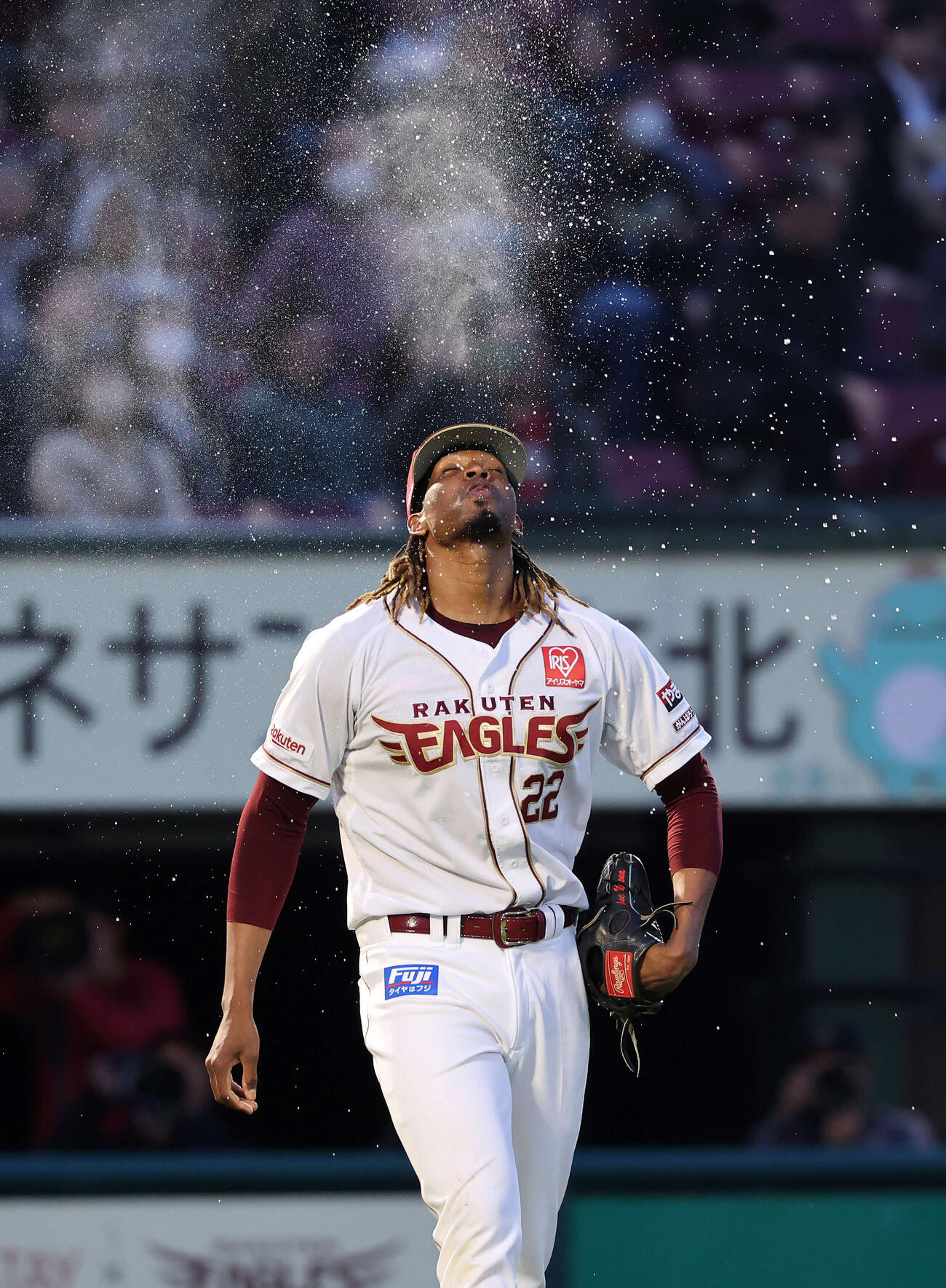 楽天対日本ハム　マウンドに向かう楽天先発のウレーニャ（撮影・鈴木正人）　
