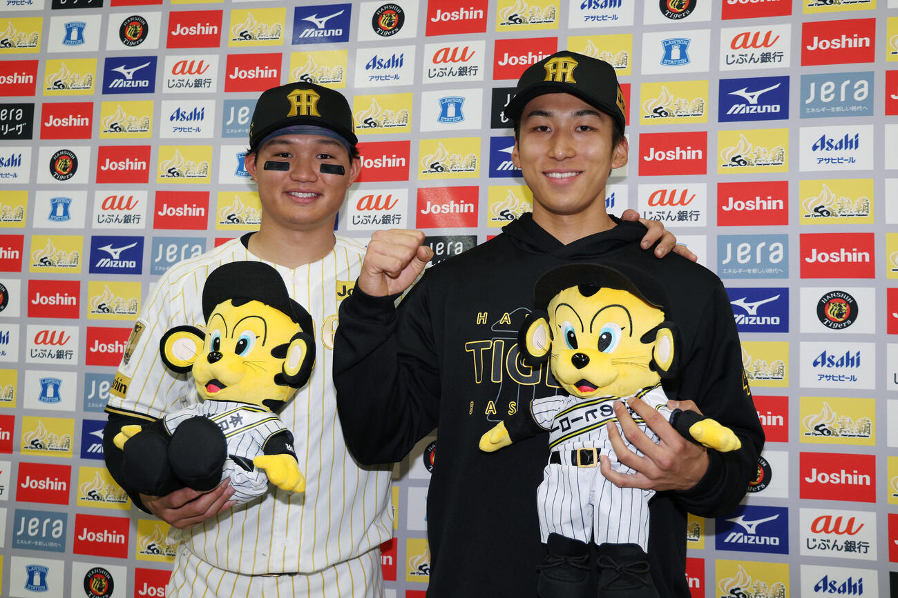 ヒーローインタビューを終え、笑顔で写真に納まる阪神森下（左）と茨木（撮影・前田充）