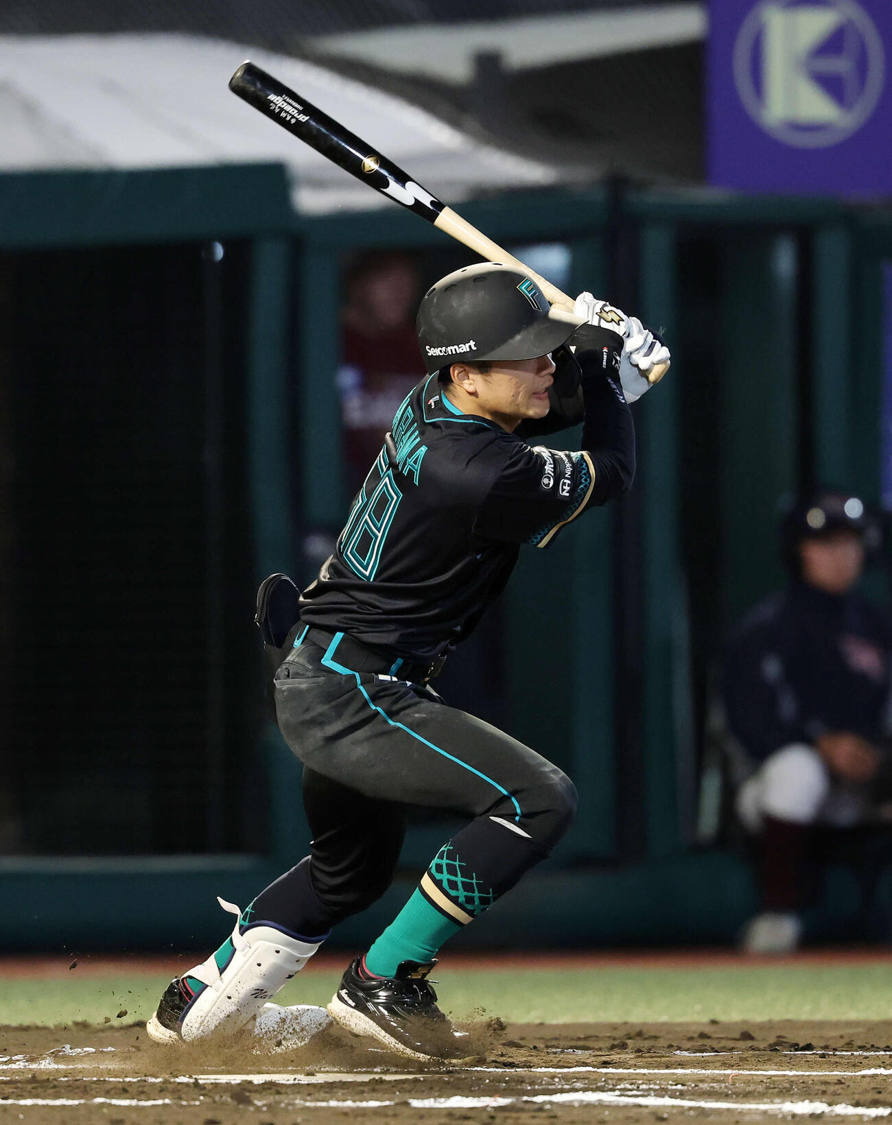 楽天対日本ハム　6回表日本ハム無死一、三塁、奈良間は適時打を放つ（撮影・鈴木正人）　