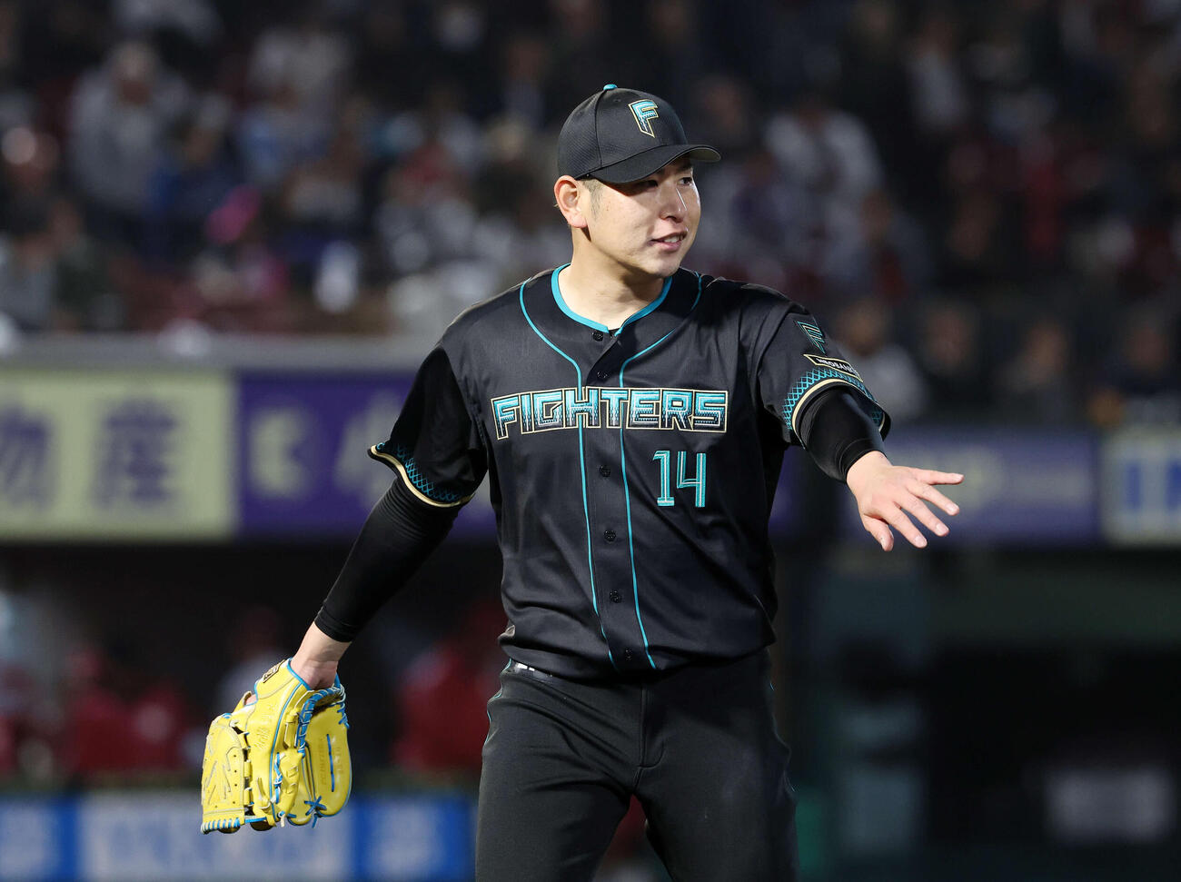 楽天対日本ハム　3回裏、楽天の攻撃を抑えベンチに引き揚げる日本ハム加藤貴（撮影・鈴木正人）　
