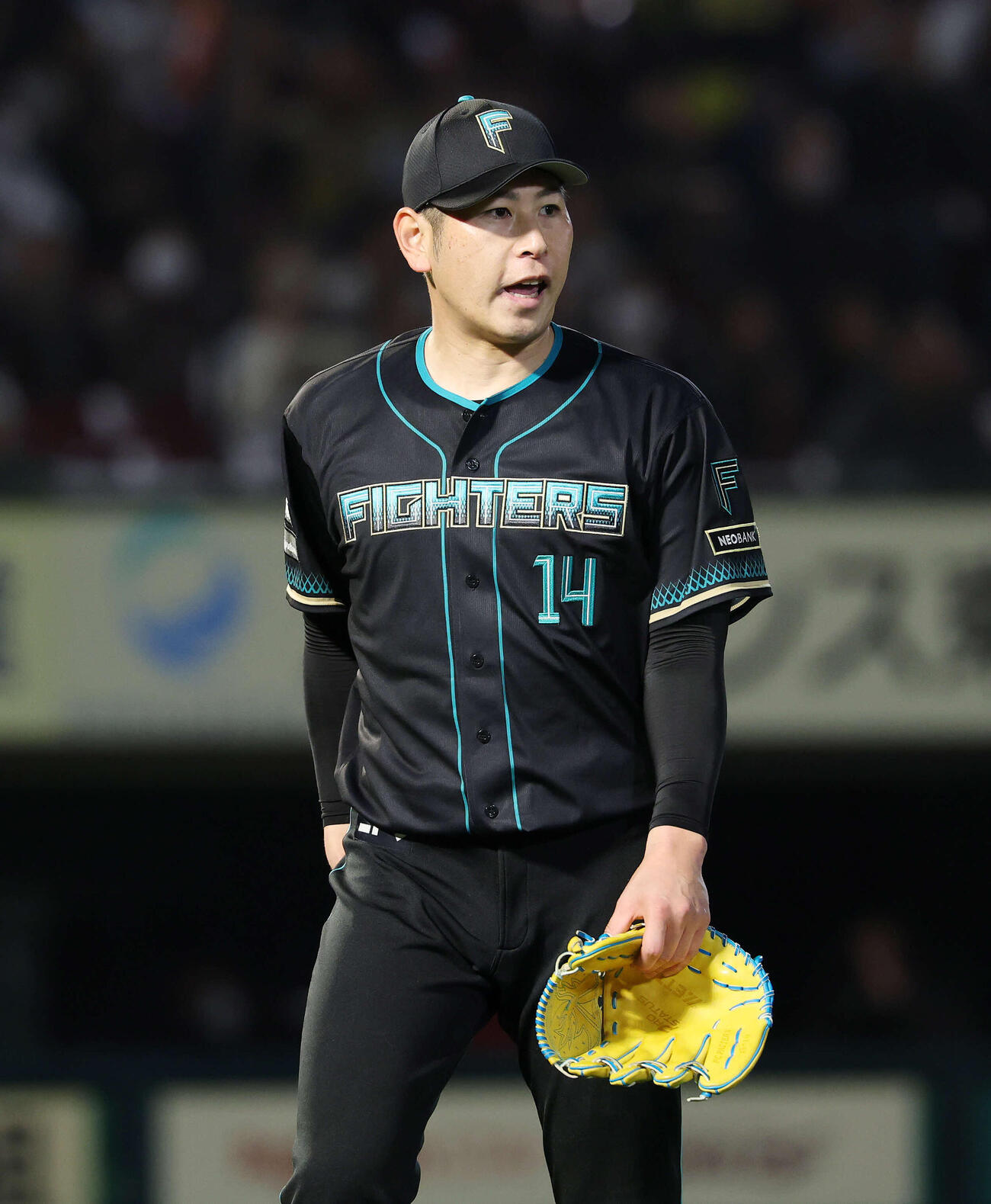 楽天対日本ハム　2回裏、楽天の攻撃を抑えベンチに引き揚げる日本ハム加藤貴（撮影・鈴木正人）　