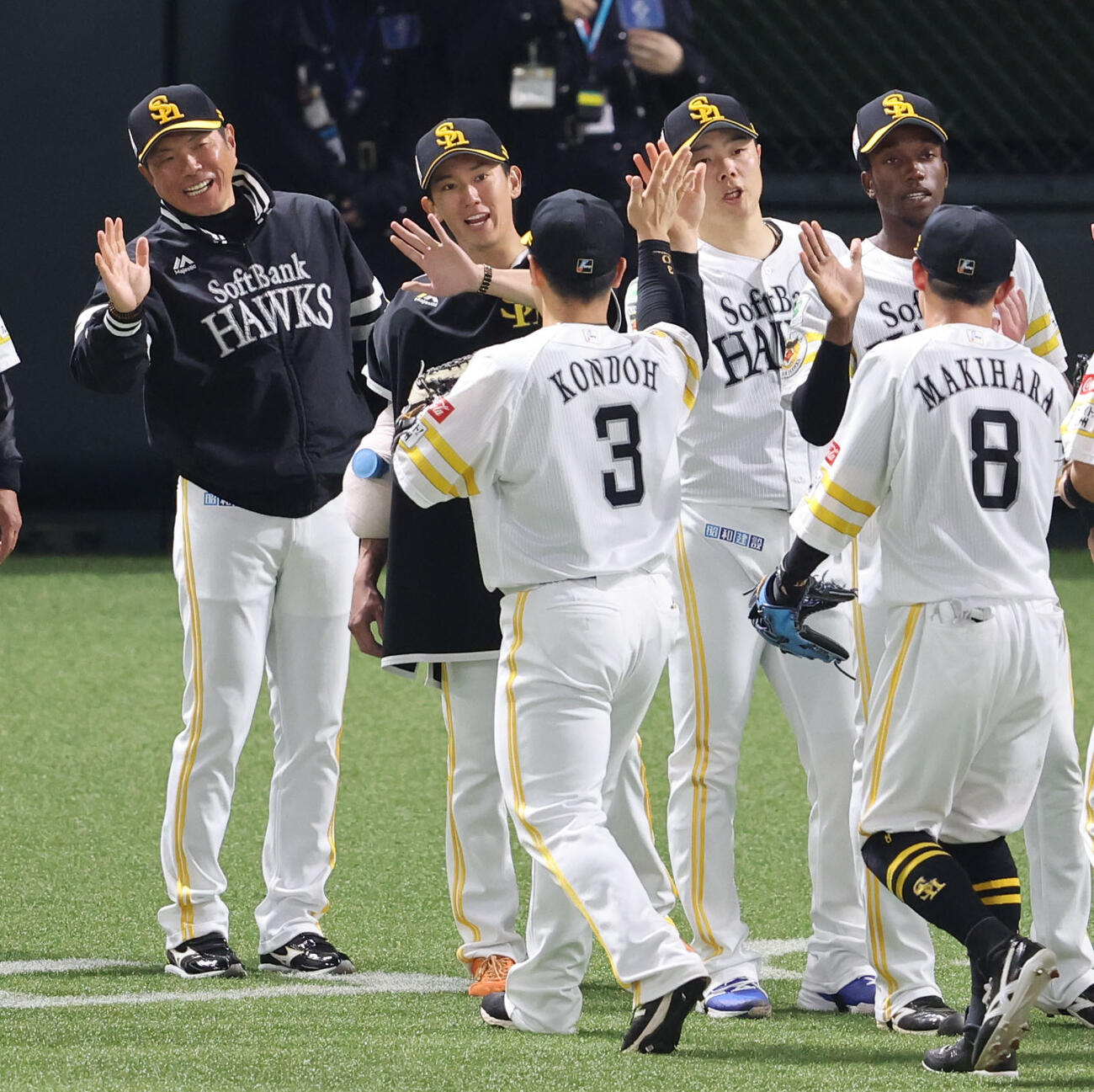 西武に勝利しナインを出迎えるソフトバンクの、左から小久保監督、大津ら（撮影・梅根麻紀）