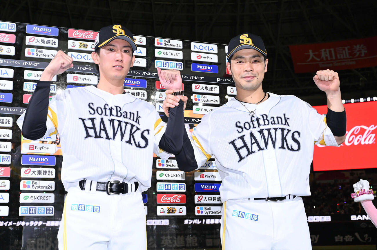 ソフトバンク対西武　笑顔で撮影に応じる大津（左）と近藤（撮影・林敢治）