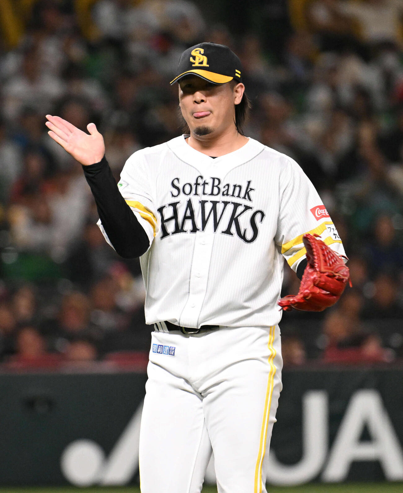 ソフトバンク対西武　9回表西武2死、打者岸を三振に仕留めグラブを叩く杉山（撮影・林敢治）