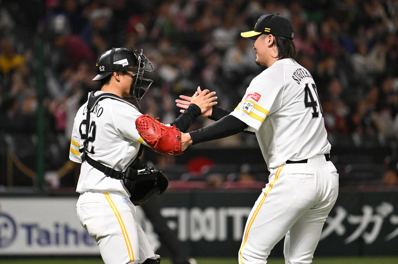 ソフトバンク対西武　勝利を納め握手を交わす杉山（右）と海野（撮影・林敢治）