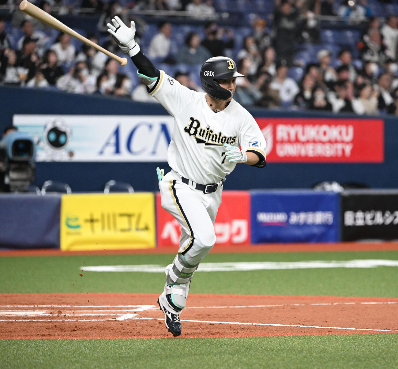 オリックス対ロッテ　10回裏オリックス1死三塁、中前にサヨナラ打を放った西川はバットを放り投げる（撮影・和賀正仁）
