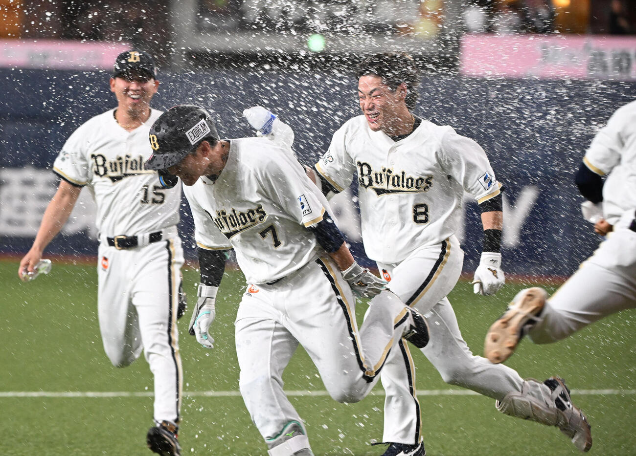 オリックス対ロッテ　10回裏オリックス1死三塁、中前にサヨナラ打を放った西川は麦谷らに追いかけられグラウンドを笑顔で駆ける（撮影・和賀正仁）