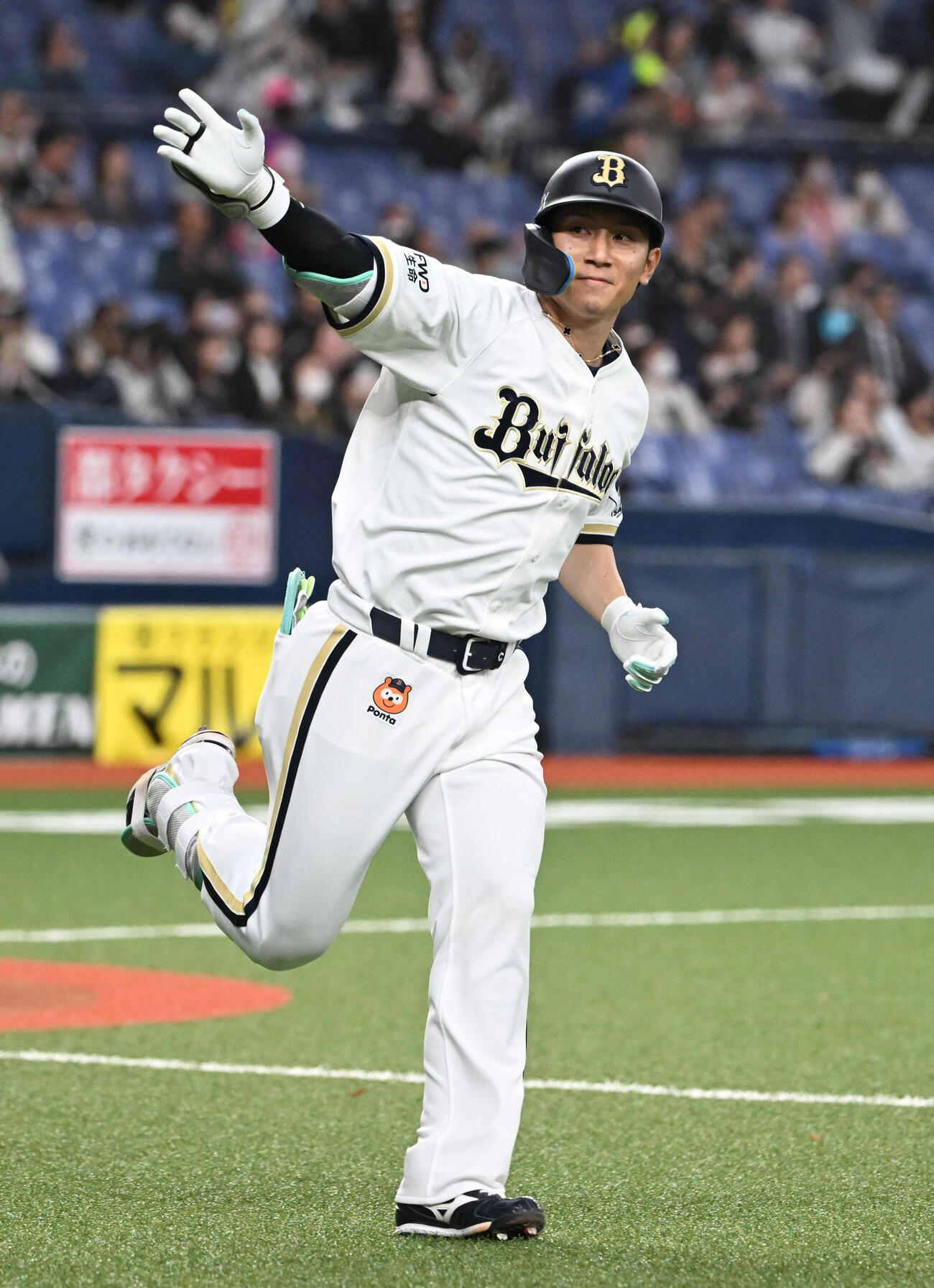 オリックス対ロッテ　10回裏オリックス1死三塁、サヨナラ打を放った西川はベンチに向かい手を挙げる（撮影・和賀正仁）