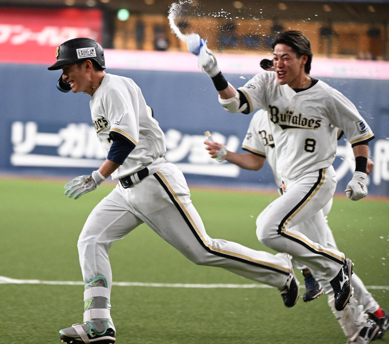 オリックス対ロッテ　10回裏オリックス1死三塁、中前にサヨナラ打を放った西川は麦谷らに追いかけられグラウンドを笑顔で駆ける（撮影・和賀正仁）