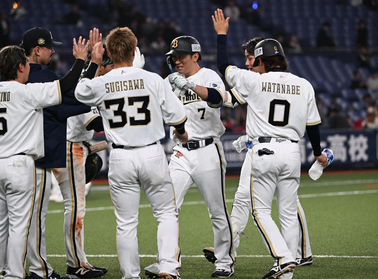 オリックス対ロッテ　10回裏オリックス1死三塁、中前にサヨナラ打を放った西川はナインとタッチ（撮影・和賀正仁）