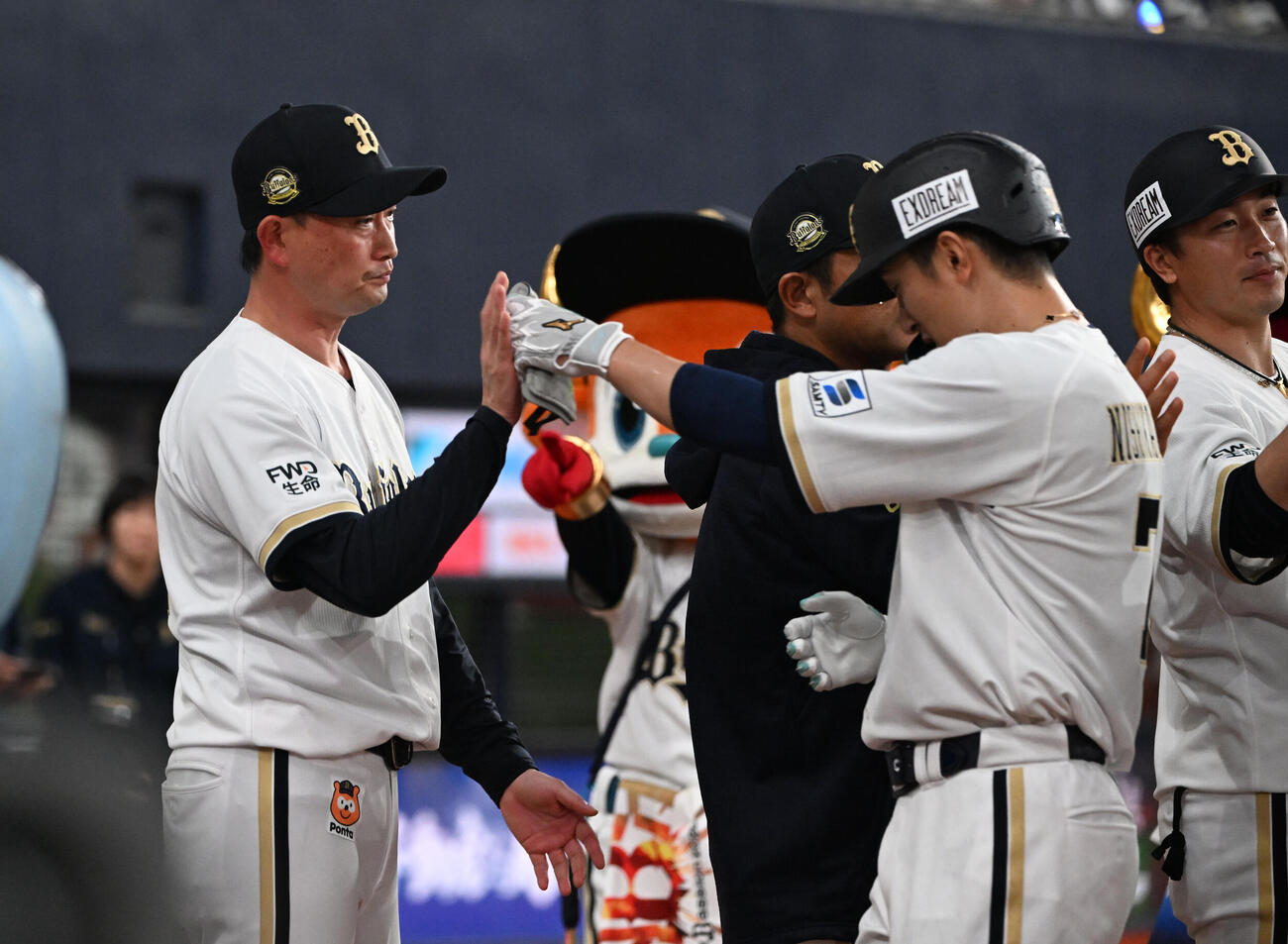 オリックス対ロッテ　サヨナラ打を放った西川はオリックス岸田監督（左）とタッチする（撮影・和賀正仁）
