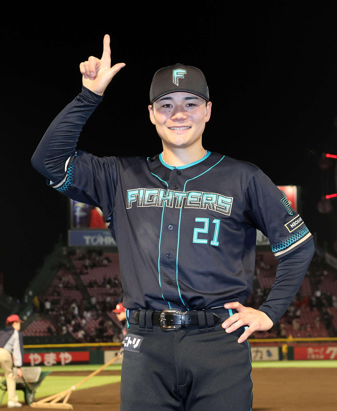 楽天対日本ハム　勝利し「ドミれ！」ポーズを決める日本ハム清宮幸（撮影・鈴木正人）　