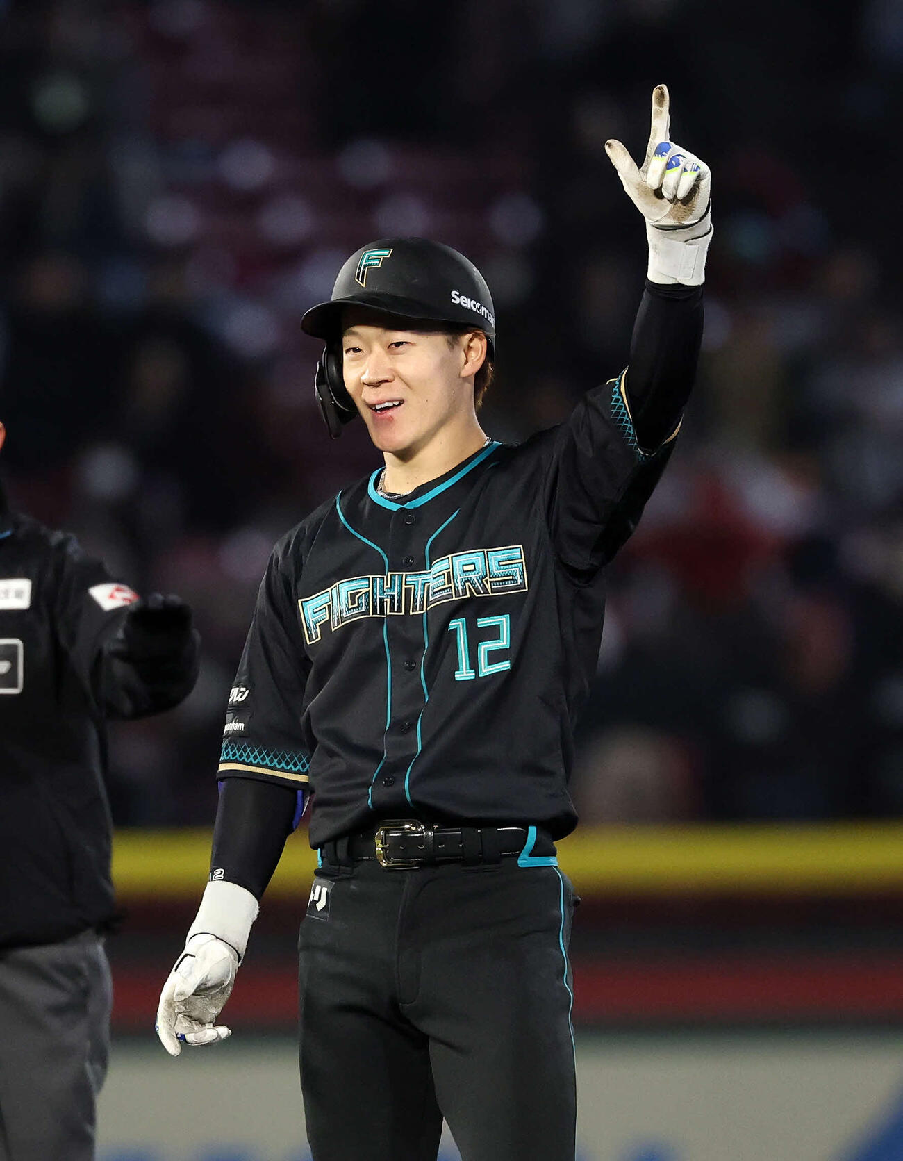 楽天対日本ハム　6回表日本ハム無死、矢沢は二塁打を放ちポーズを決める（撮影・鈴木正人）　