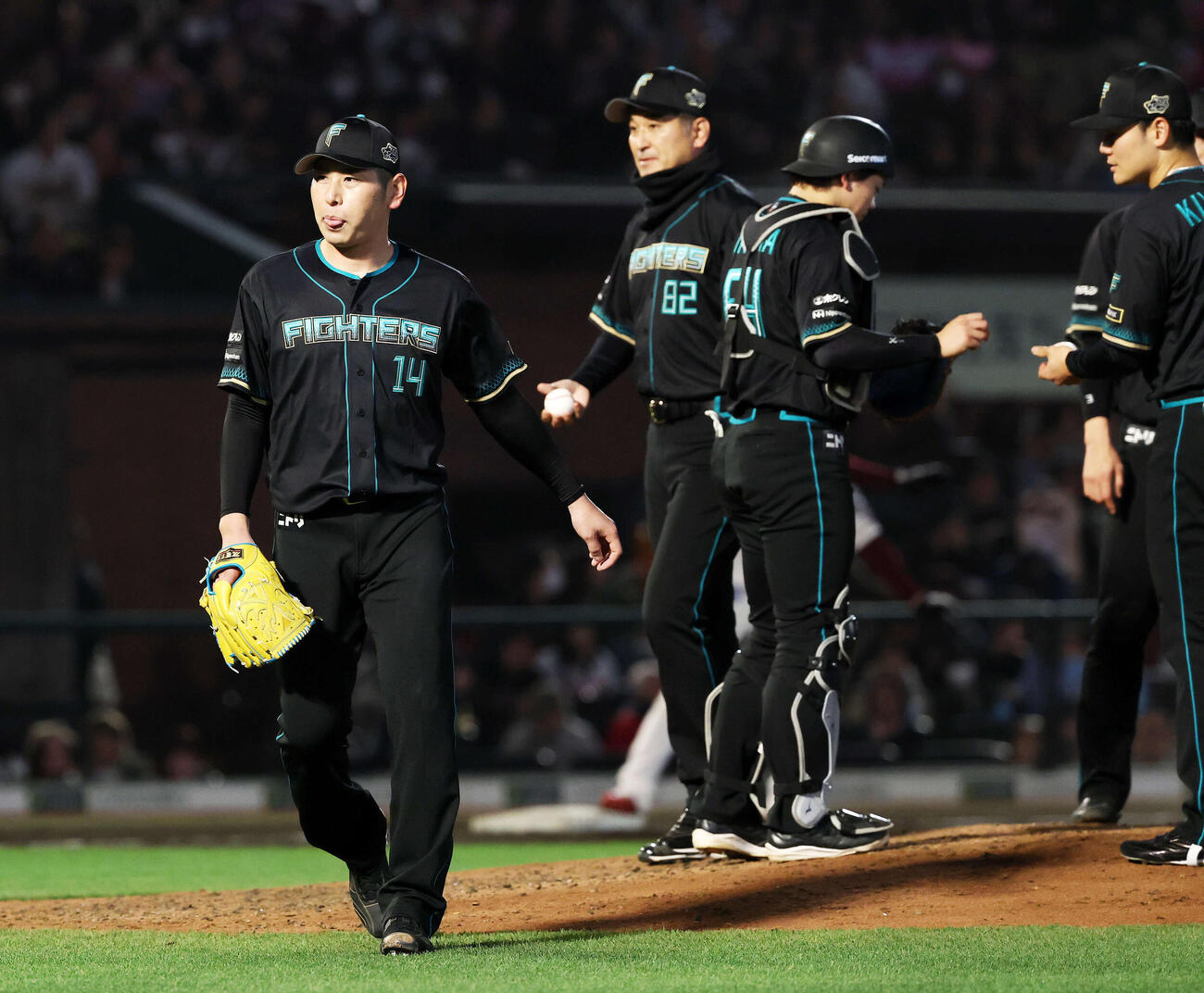楽天対日本ハム　6回裏、降板する日本ハム加藤貴（左）（撮影・鈴木正人）　