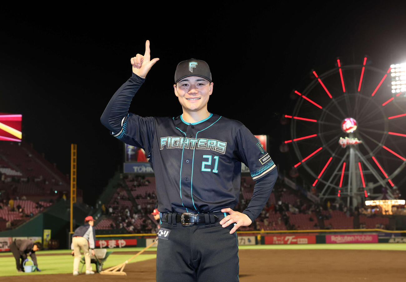 楽天対日本ハム　勝利し「ドミれ！」ポーズを決める日本ハム清宮幸（撮影・鈴木正人）　