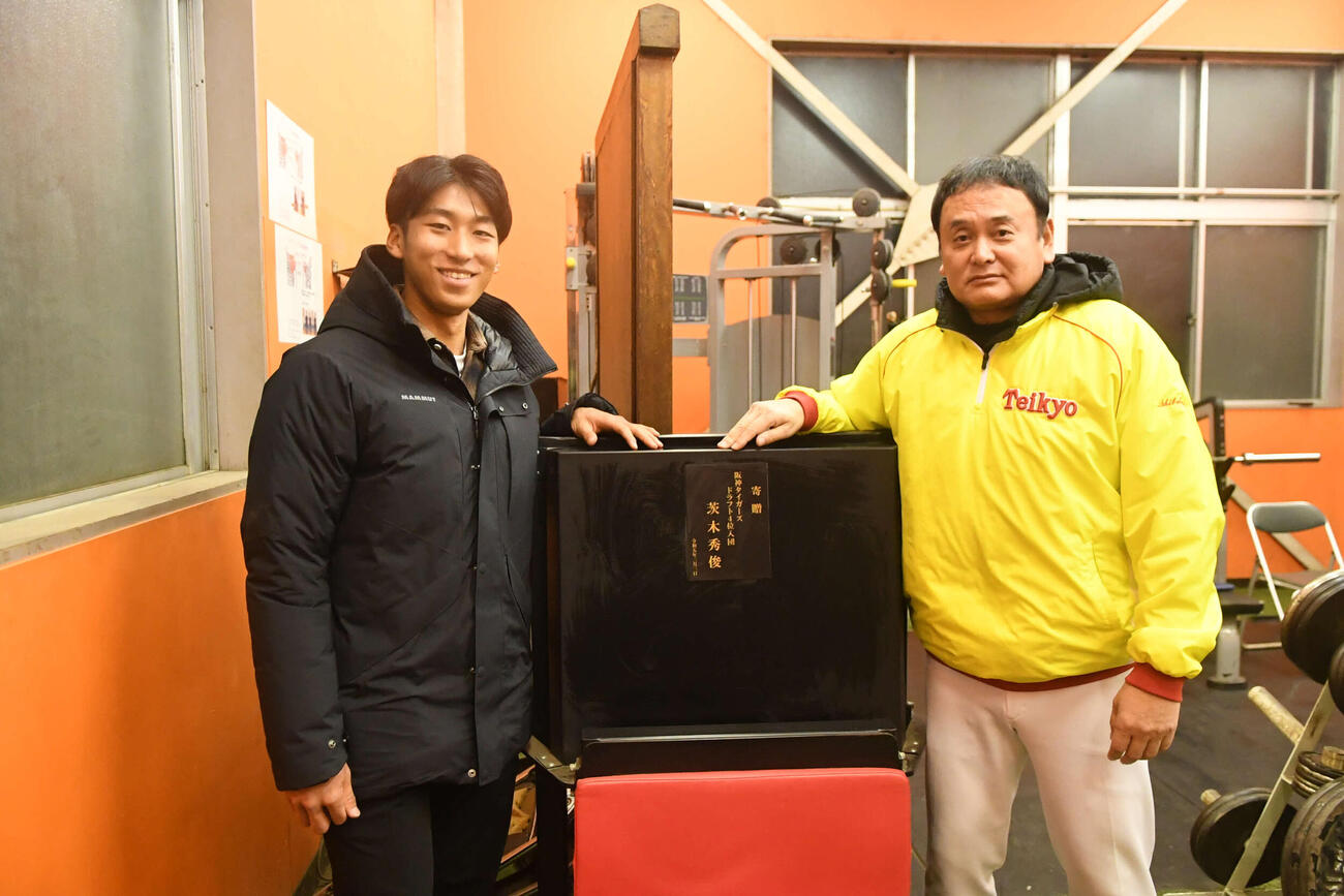 茨木はプロ1年目に母校帝京長岡に寄贈した筋トレ器具の前で、恩師・芝草監督の激励を受ける(2024年12月撮影)