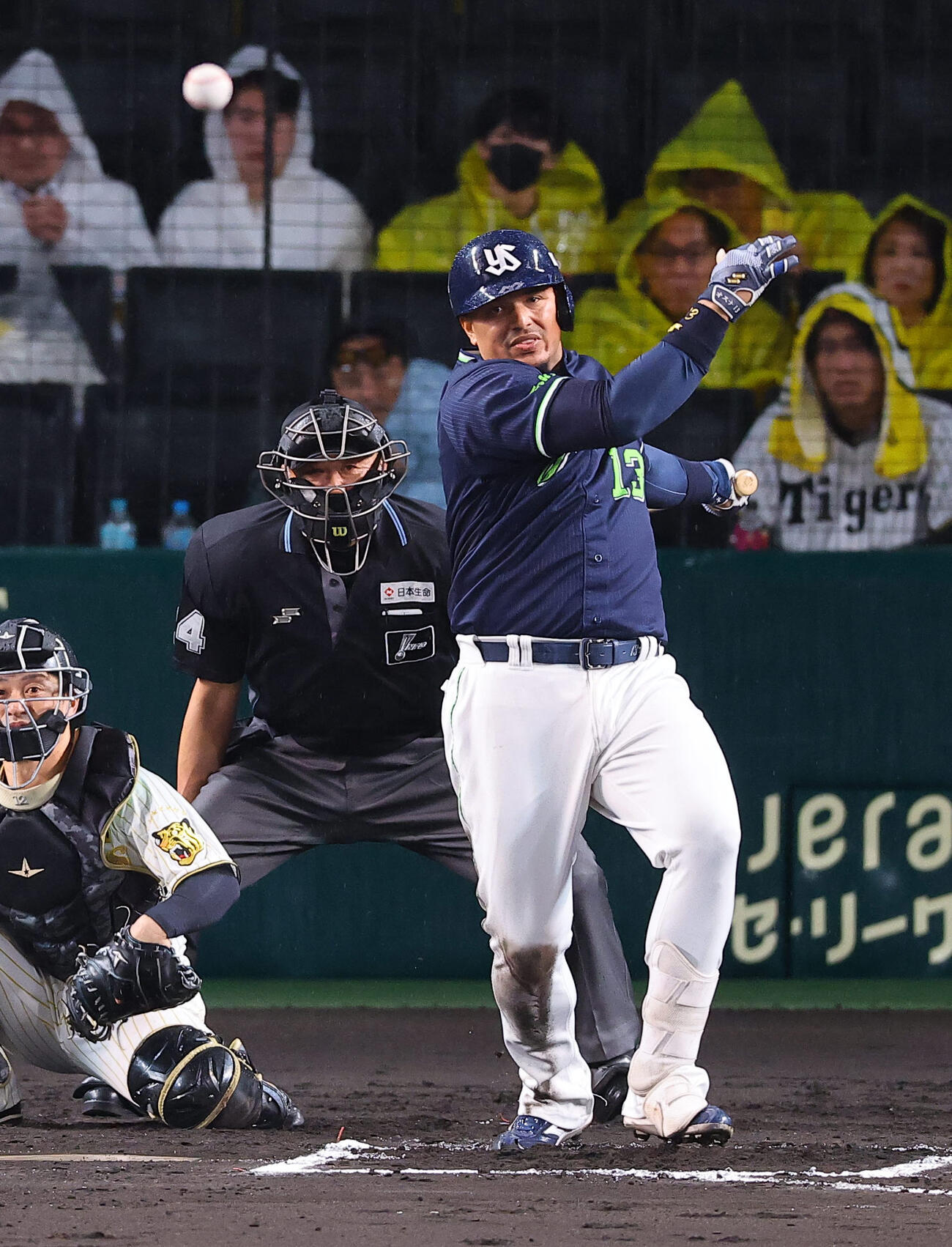 阪神対ヤクルト　6回表ヤクルト1死、オスナは安打を放つ（撮影・上田博志）