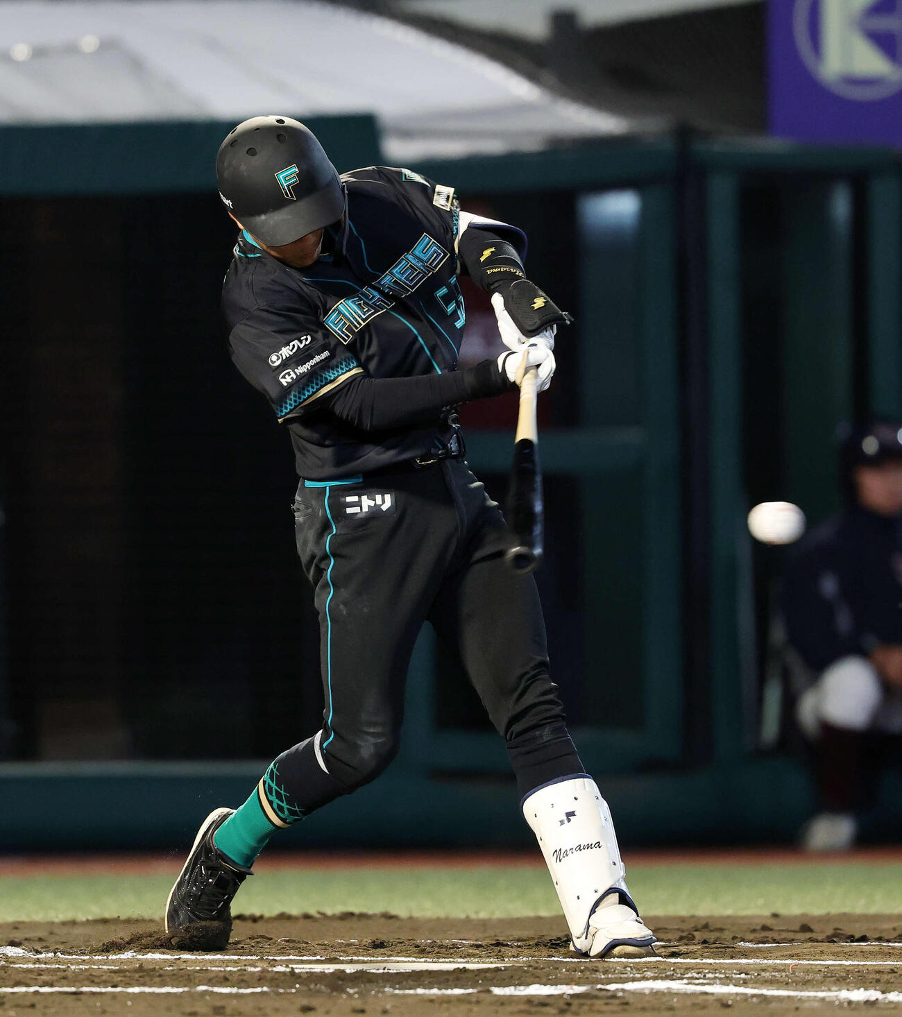 楽天対日本ハム　6回表日本ハム無死一、三塁、奈良間は適時打を放つ（撮影・鈴木正人）　