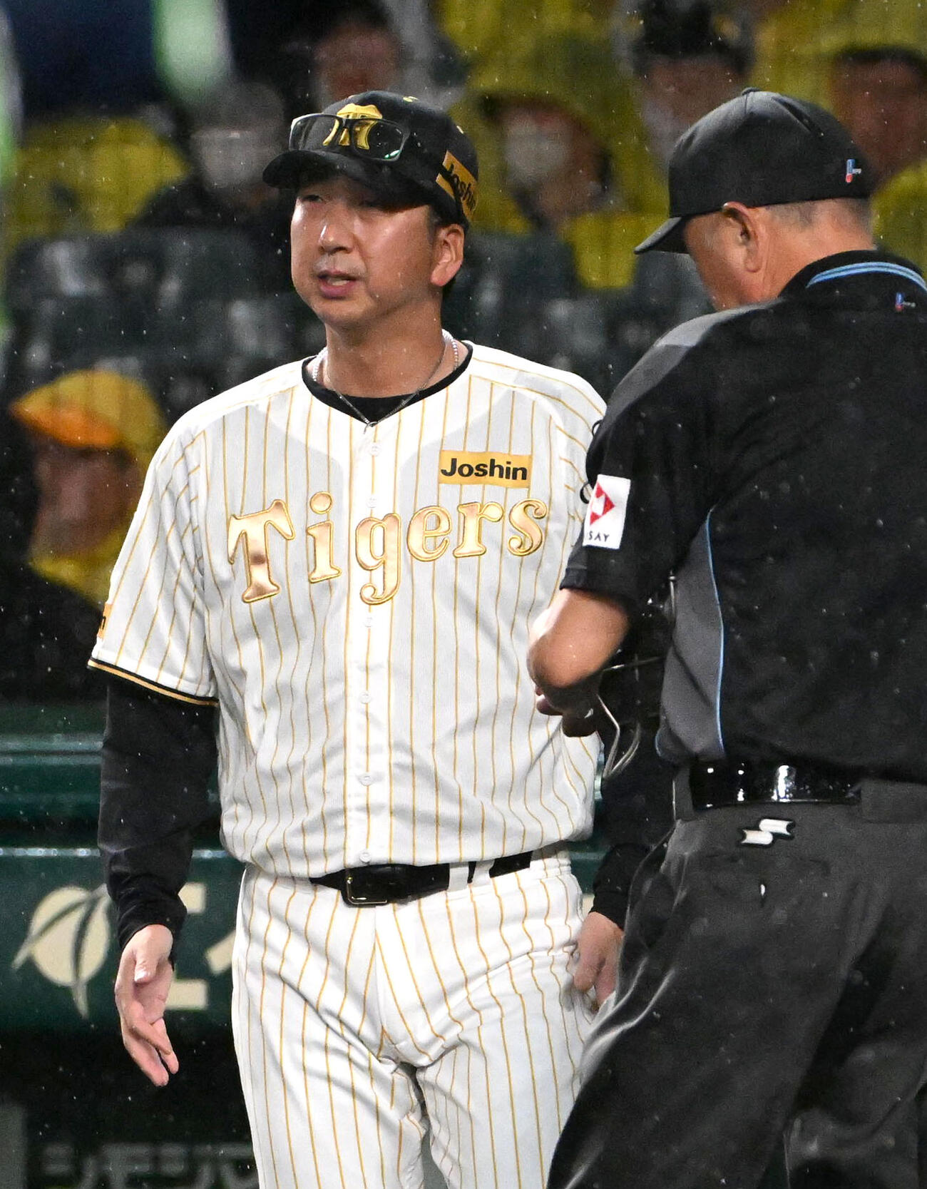 阪神対ヤクルト　選手交代を告げる阪神藤川球児監督（左）（撮影・石井愛子）