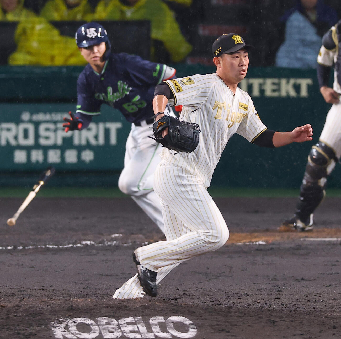 阪神対ヤクルト　7回表ヤクルト2死一塁、桐敷は鈴木叶を三ゴロに打ち取る（撮影・上田博志）