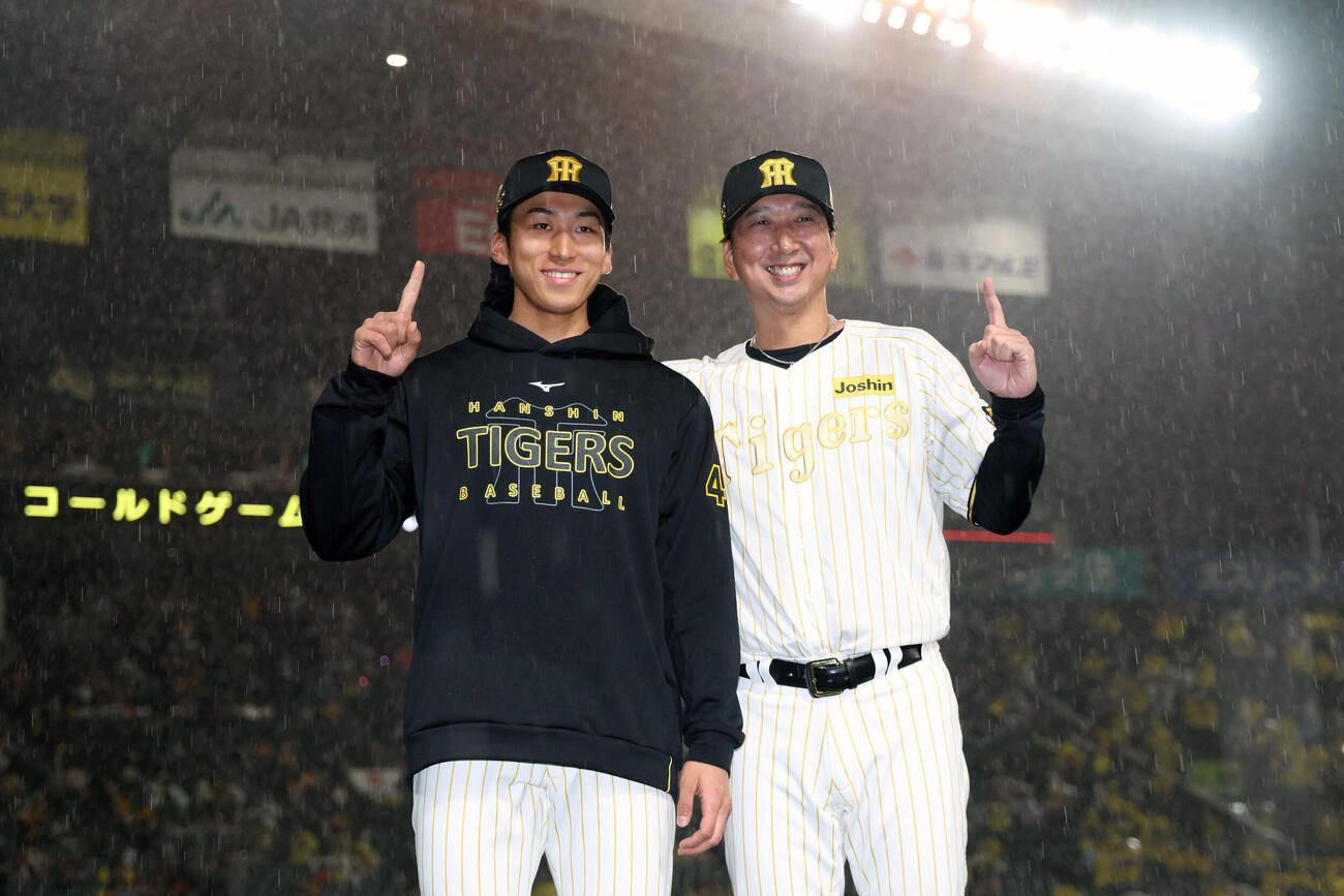 阪神対ヤクルト　プロ初勝利を挙げ、藤川監督（右）に祝福される阪神茨木（撮影・前田充）