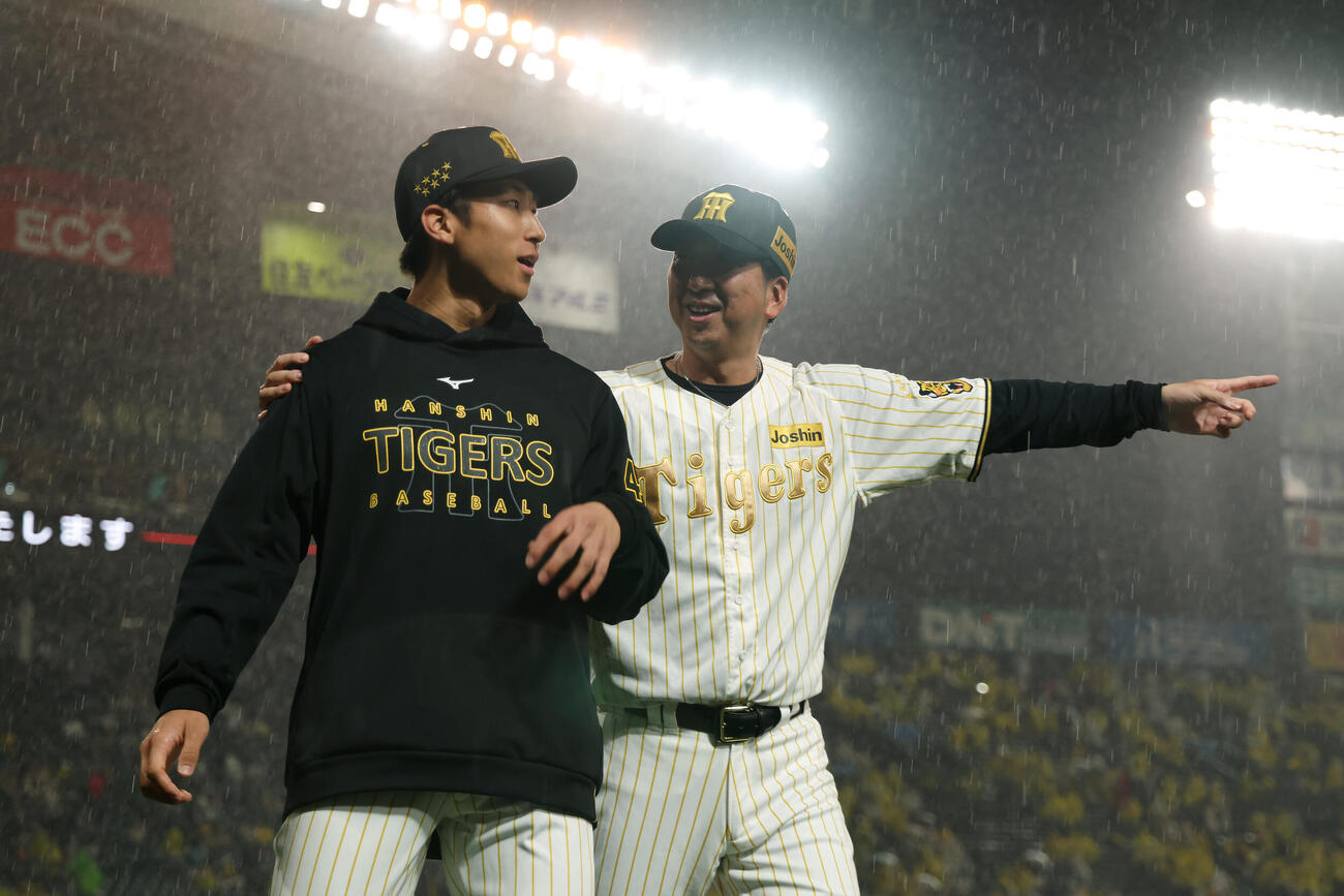 阪神対ヤクルト　プロ初勝利を挙げ、藤川監督（右）に祝福される阪神茨木（撮影・前田充）