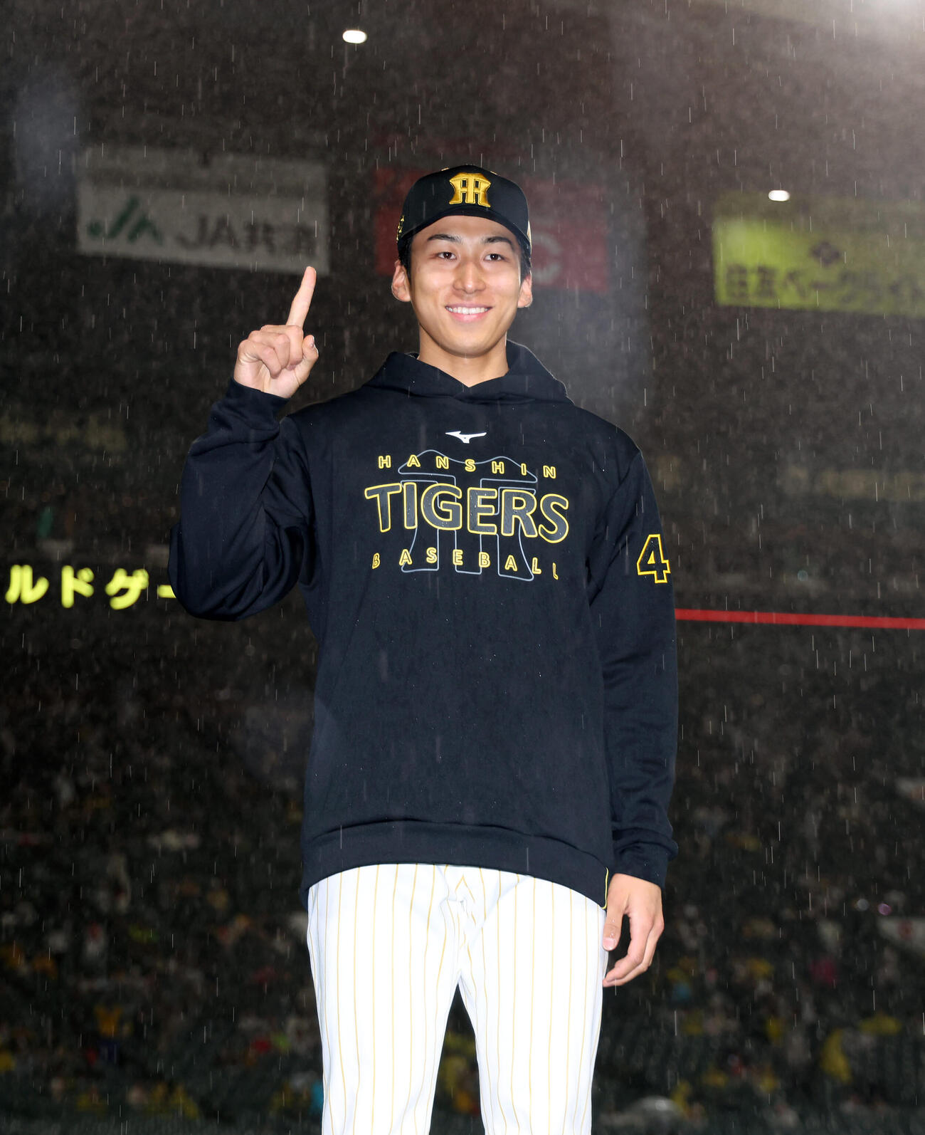 阪神対ヤクルト　プロ初勝利を挙げ、笑顔でポーズをとる阪神茨木（撮影・前田充）