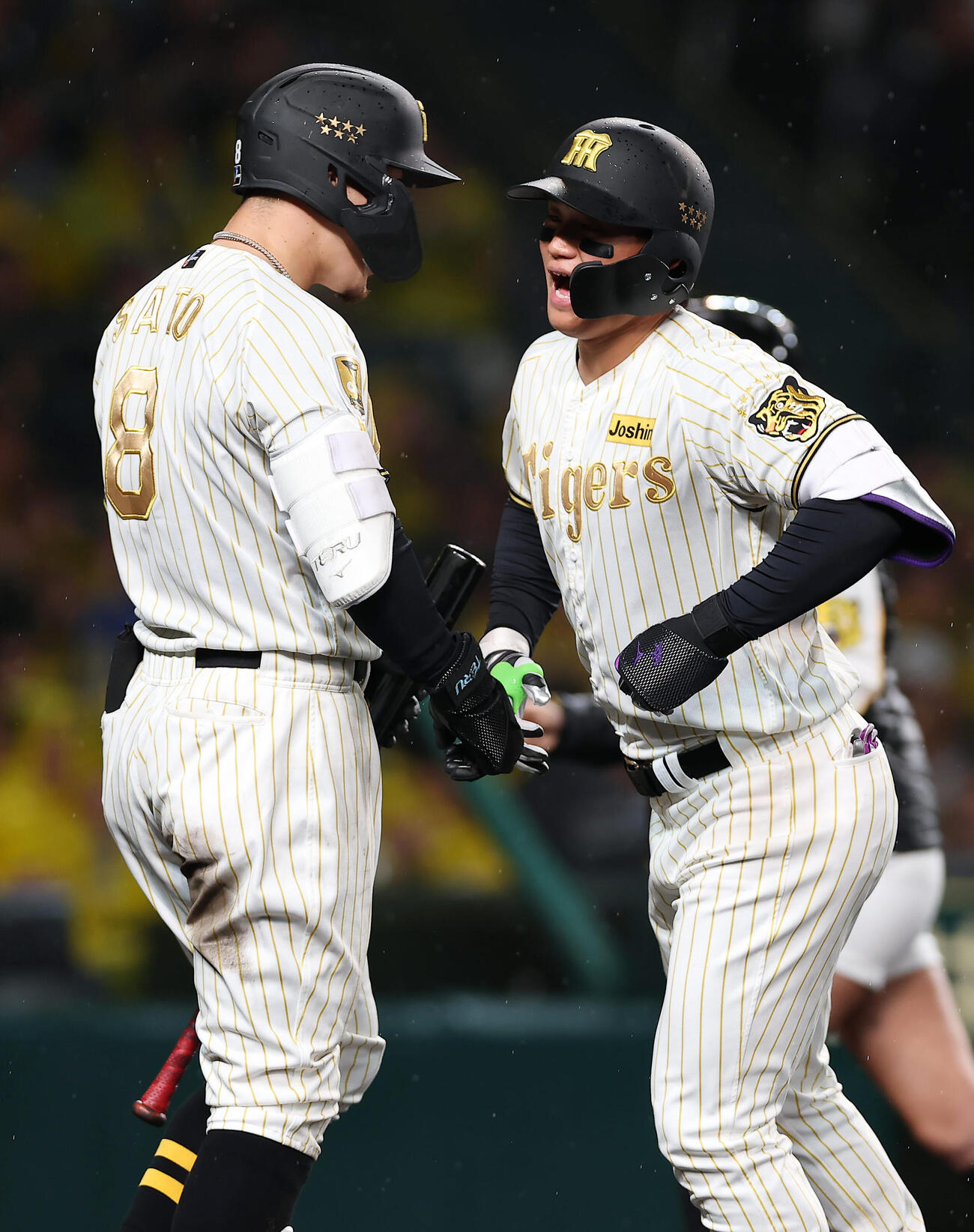 阪神対ヤクルト　4回裏阪神無死、左越え本塁打を放ち佐藤（左）に迎えられる森下（撮影・前田充）