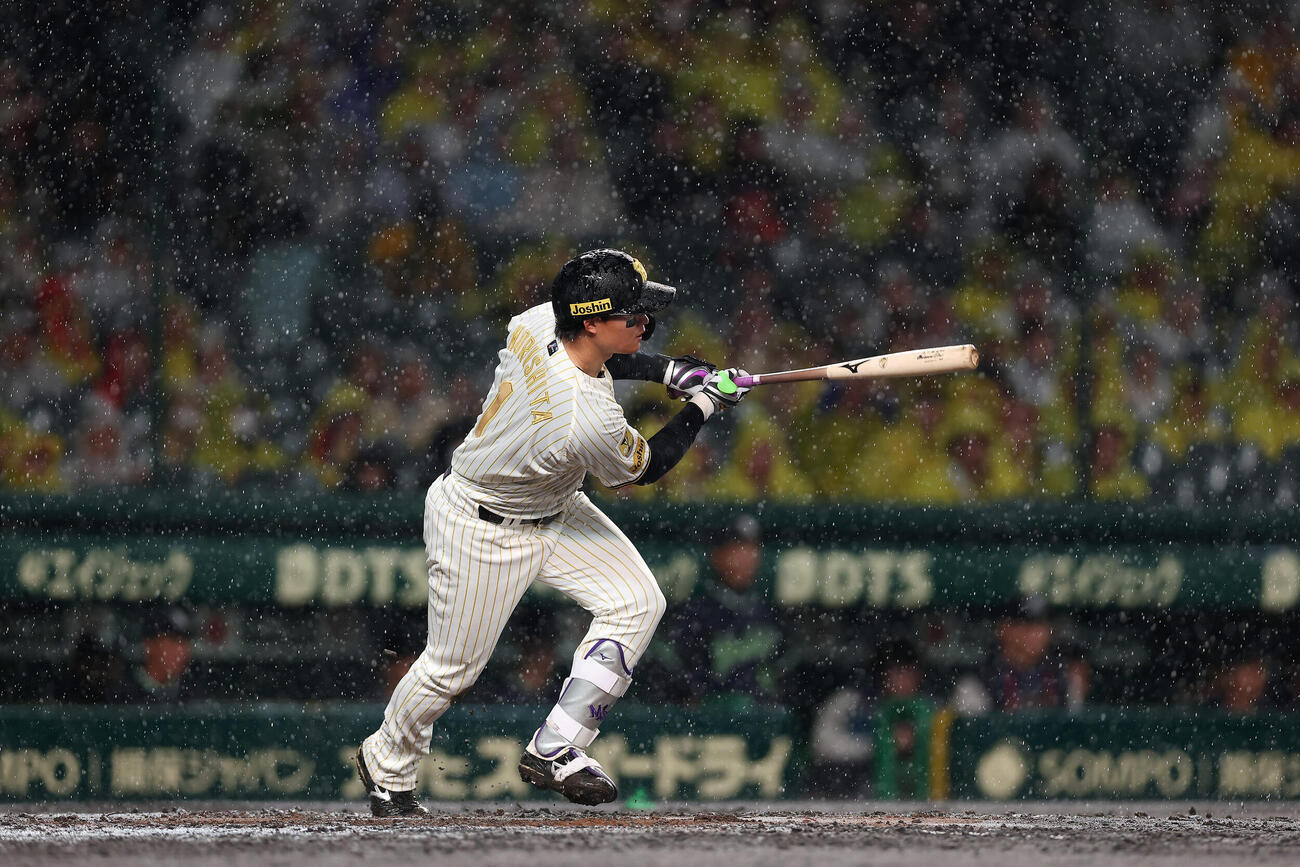 阪神対ヤクルト　7回裏阪神2死一塁、中前打を放つ森下（撮影・前田充）